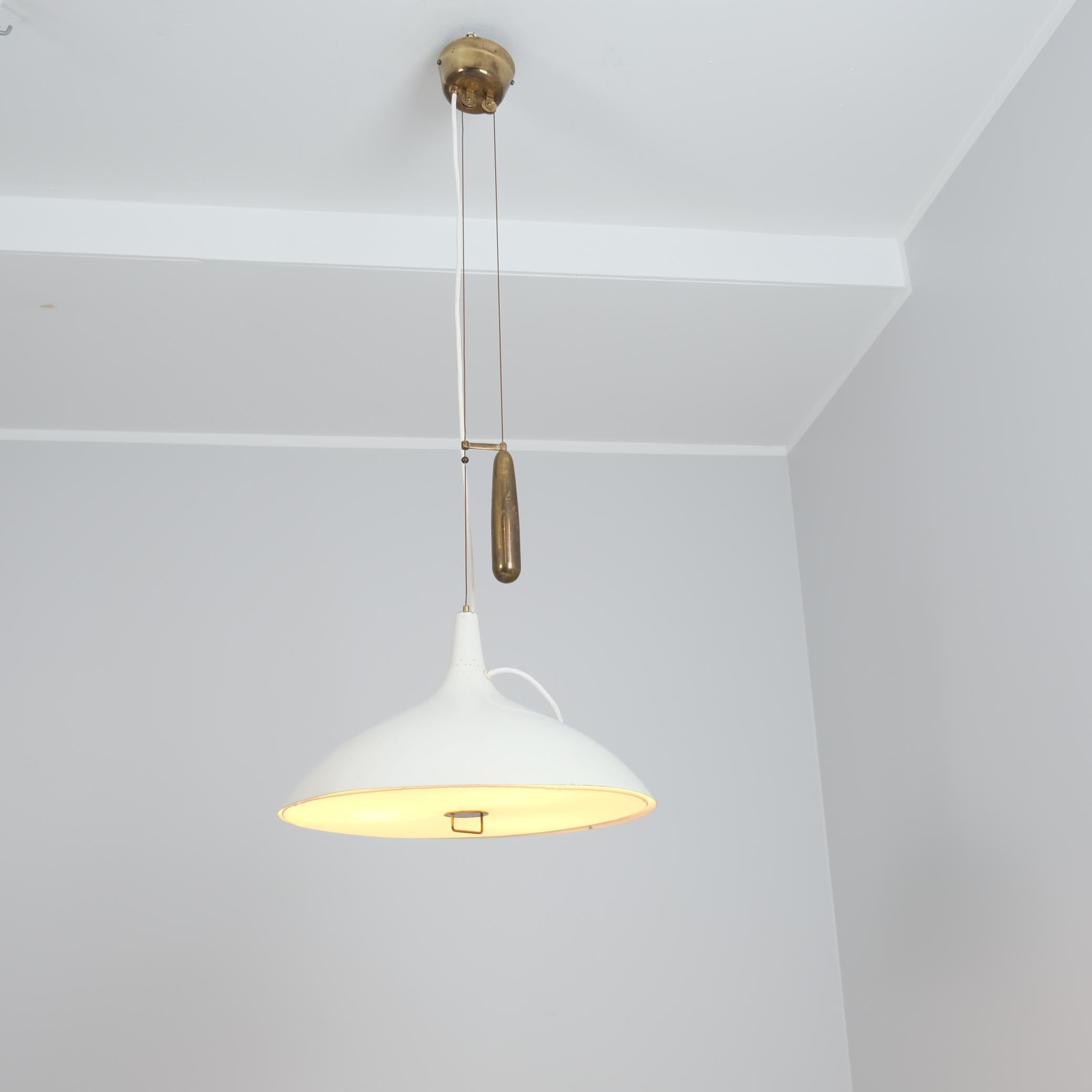 Paavo Tynell Lámpara de Techo Ajustable Perforada Blanca Model 1965, Taito Años 50 en venta 3