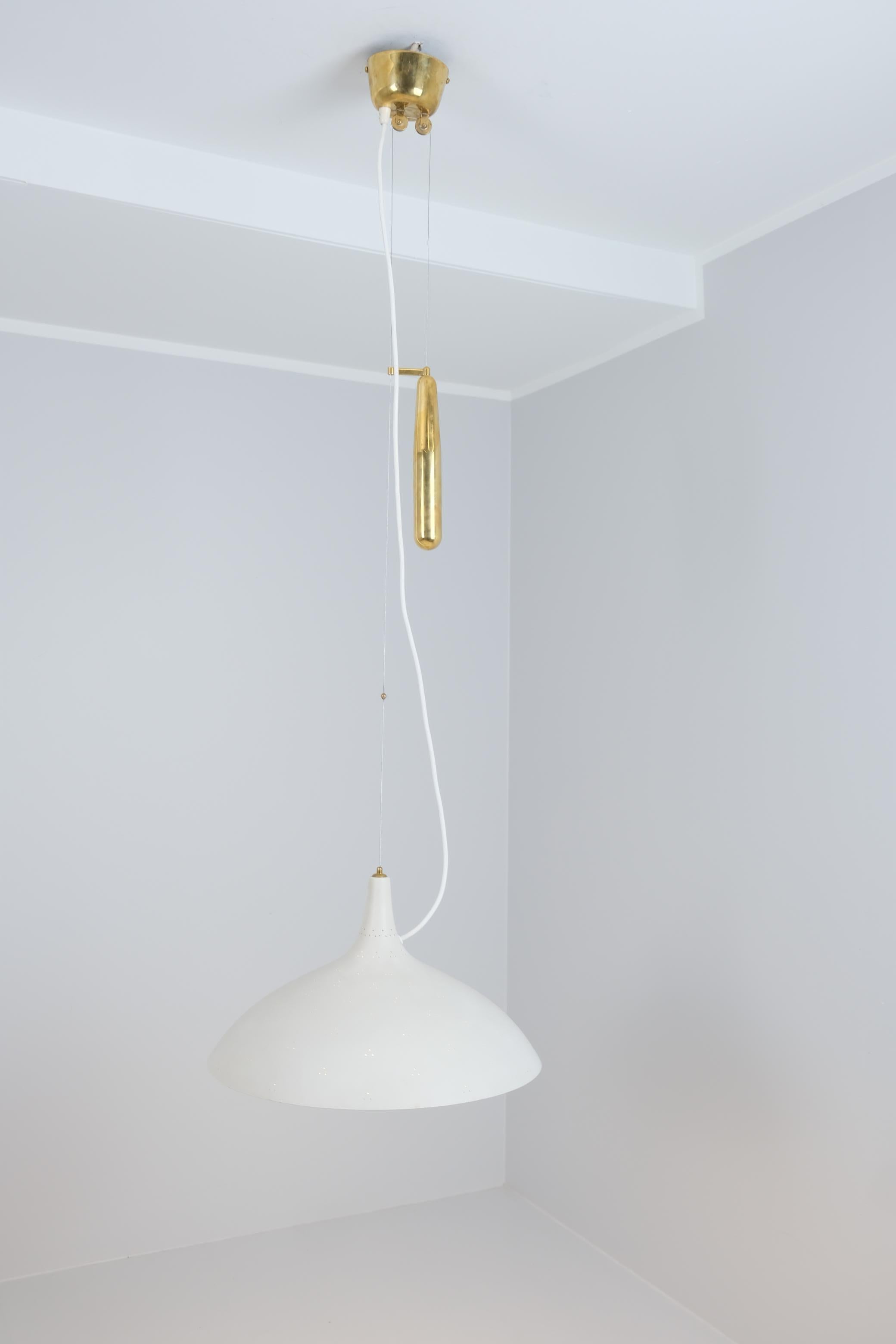 Paavo Tynell Lámpara de Techo Ajustable Perforada Blanca Model 1965, Taito Años 50 en venta 7