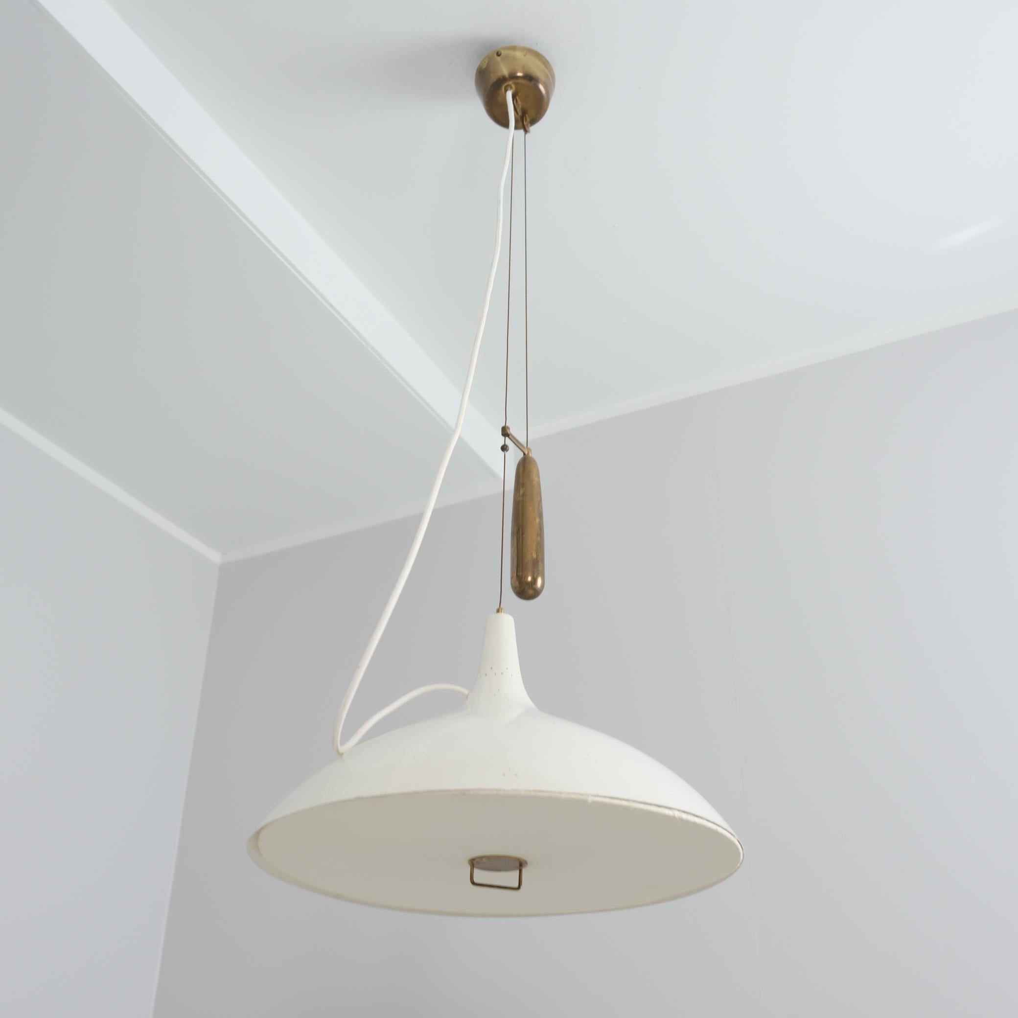 Paavo Tynell Lámpara de Techo Ajustable Perforada Blanca Model 1965, Taito Años 50 Escandinavo moderno en venta