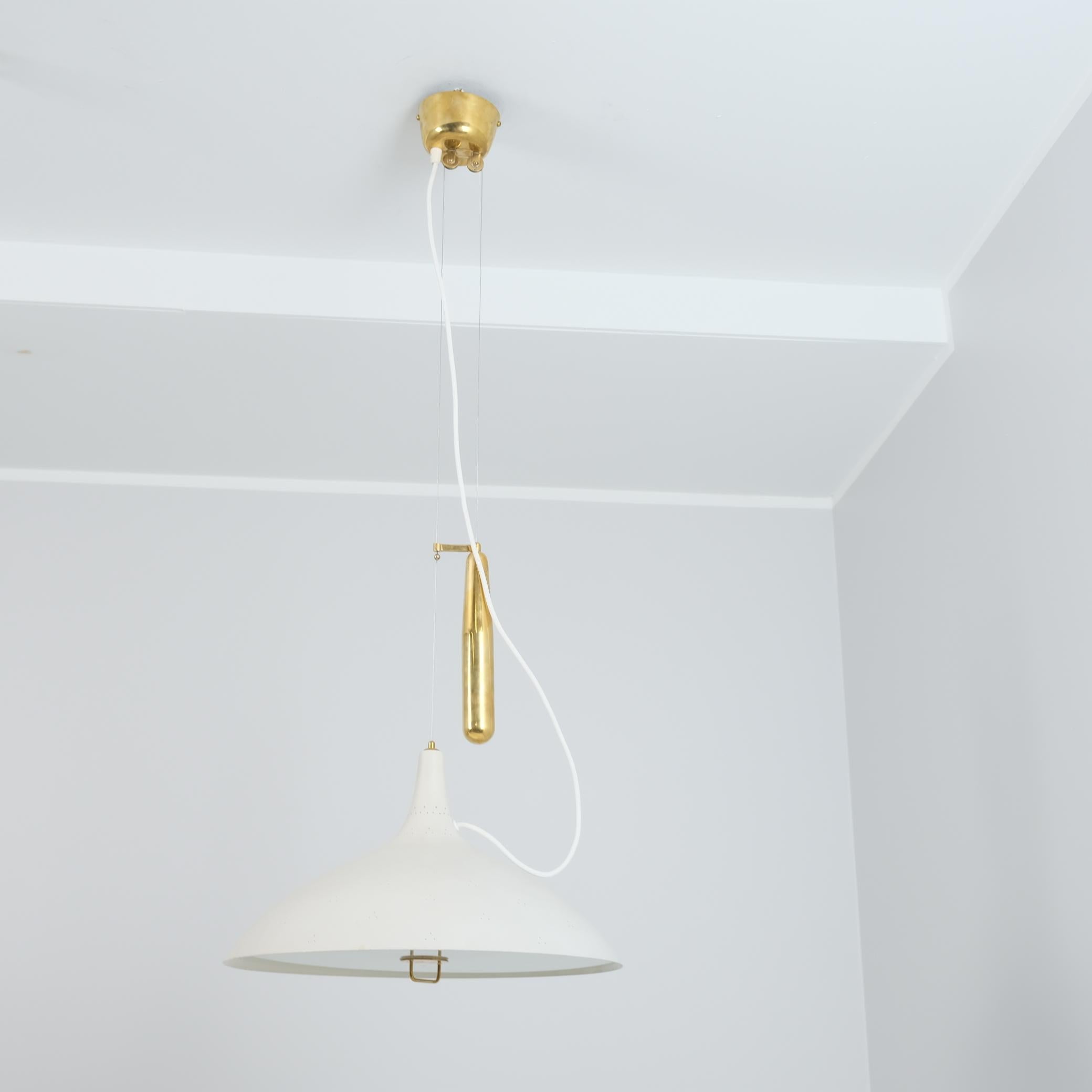 Paavo Tynell Lámpara de Techo Ajustable Perforada Blanca Model 1965, Taito Años 50 Escandinavo moderno en venta