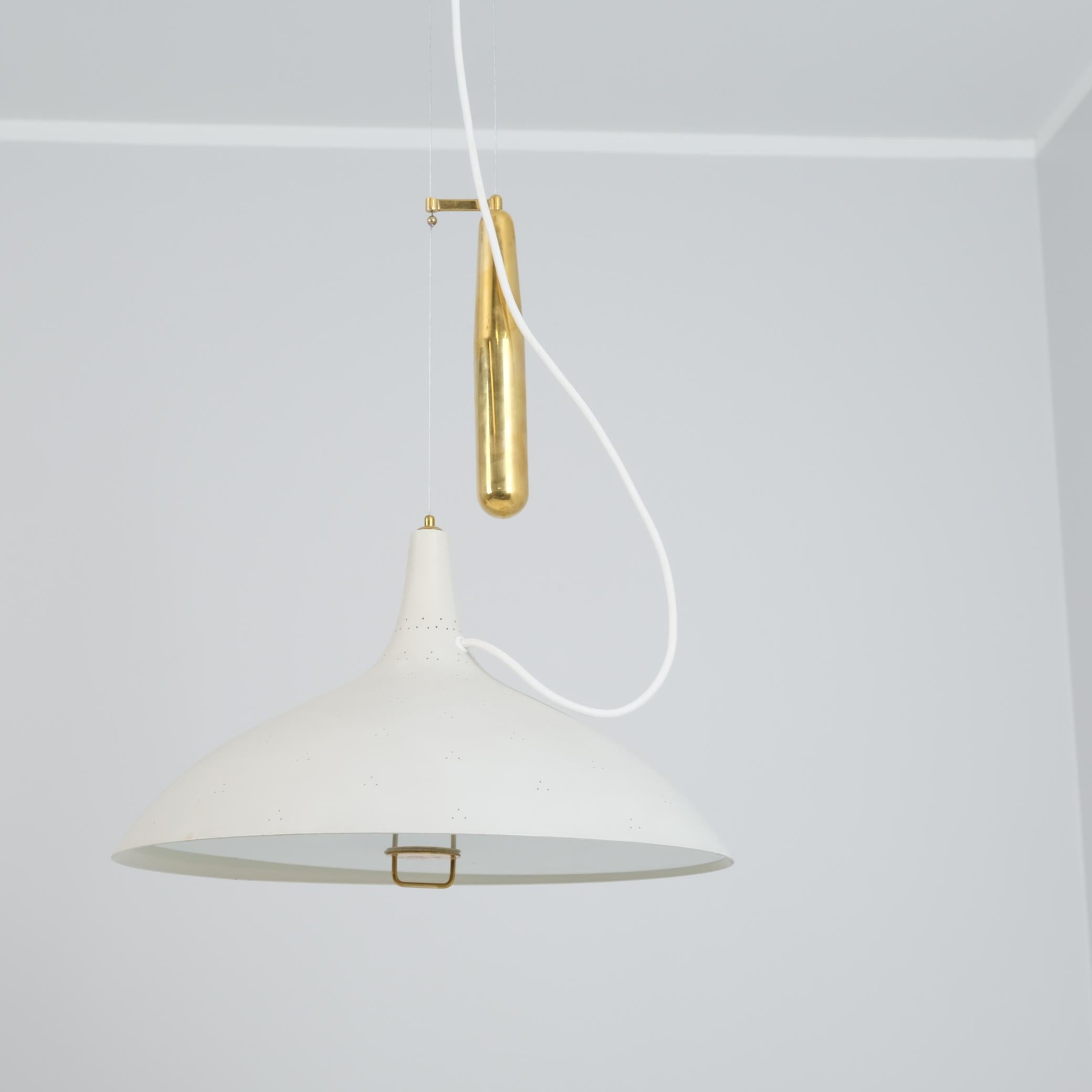 Paavo Tynell Lámpara de Techo Ajustable Perforada Blanca Model 1965, Taito Años 50 Finlandés en venta