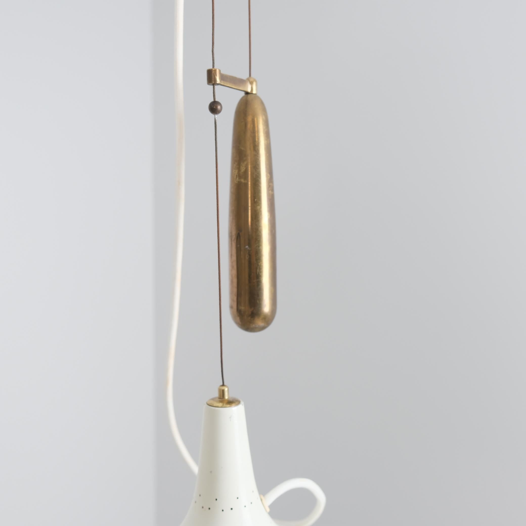 Paavo Tynell Lámpara de Techo Ajustable Perforada Blanca Model 1965, Taito Años 50 Finlandés en venta