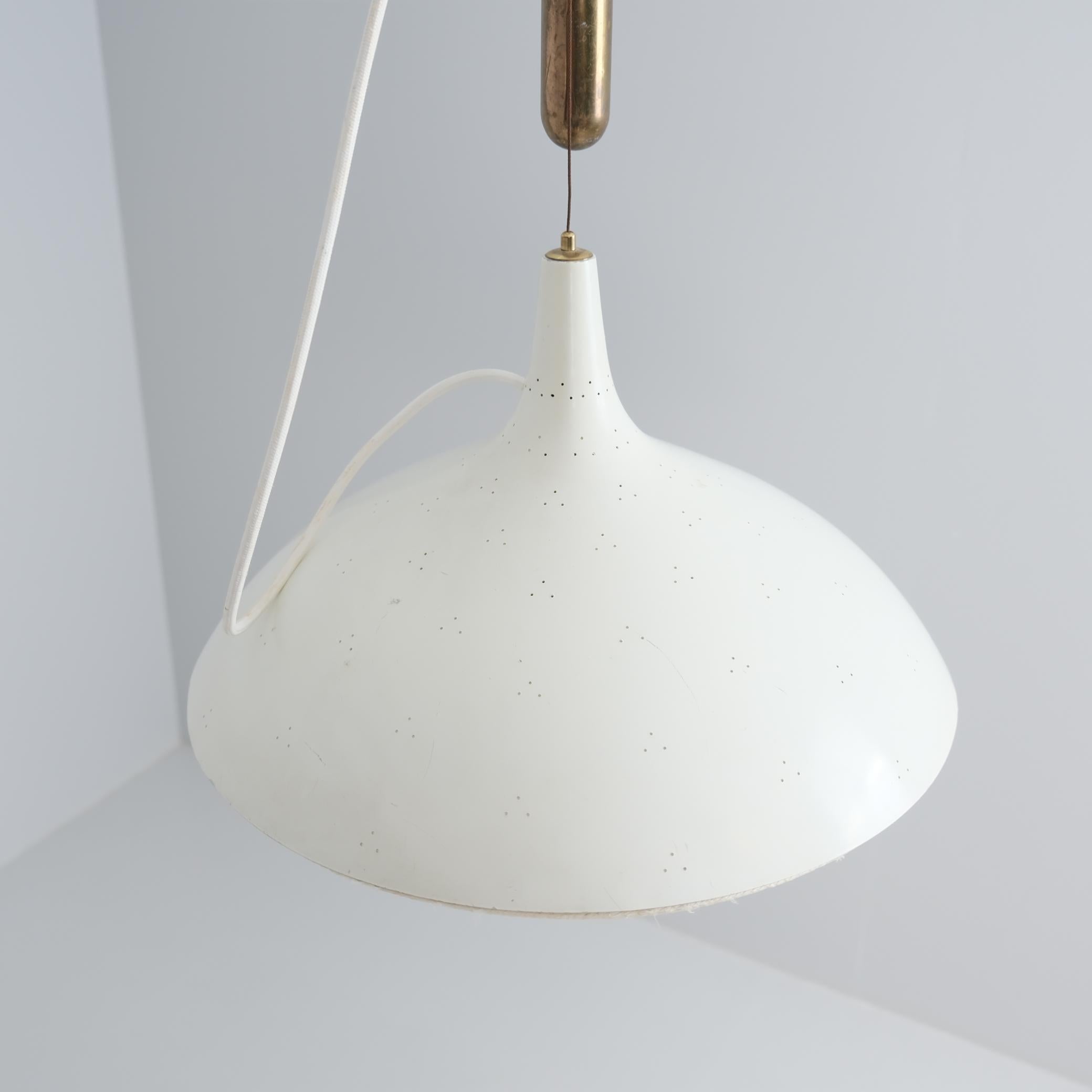 Paavo Tynell Lámpara de Techo Ajustable Perforada Blanca Model 1965, Taito Años 50 en Bueno estado para la venta en Helsinki, FI