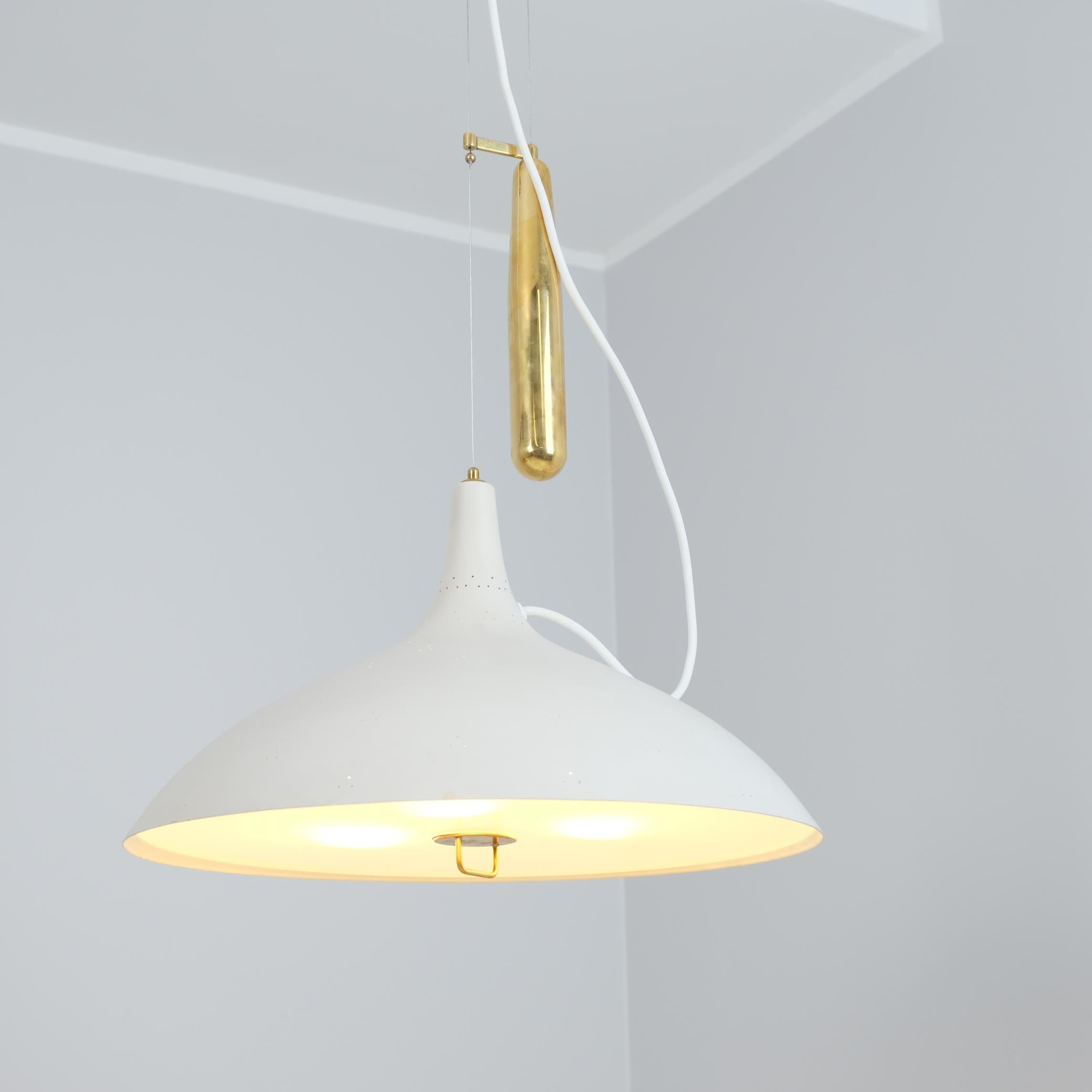 Paavo Tynell Lámpara de Techo Ajustable Perforada Blanca Model 1965, Taito Años 50 mediados del siglo XX en venta
