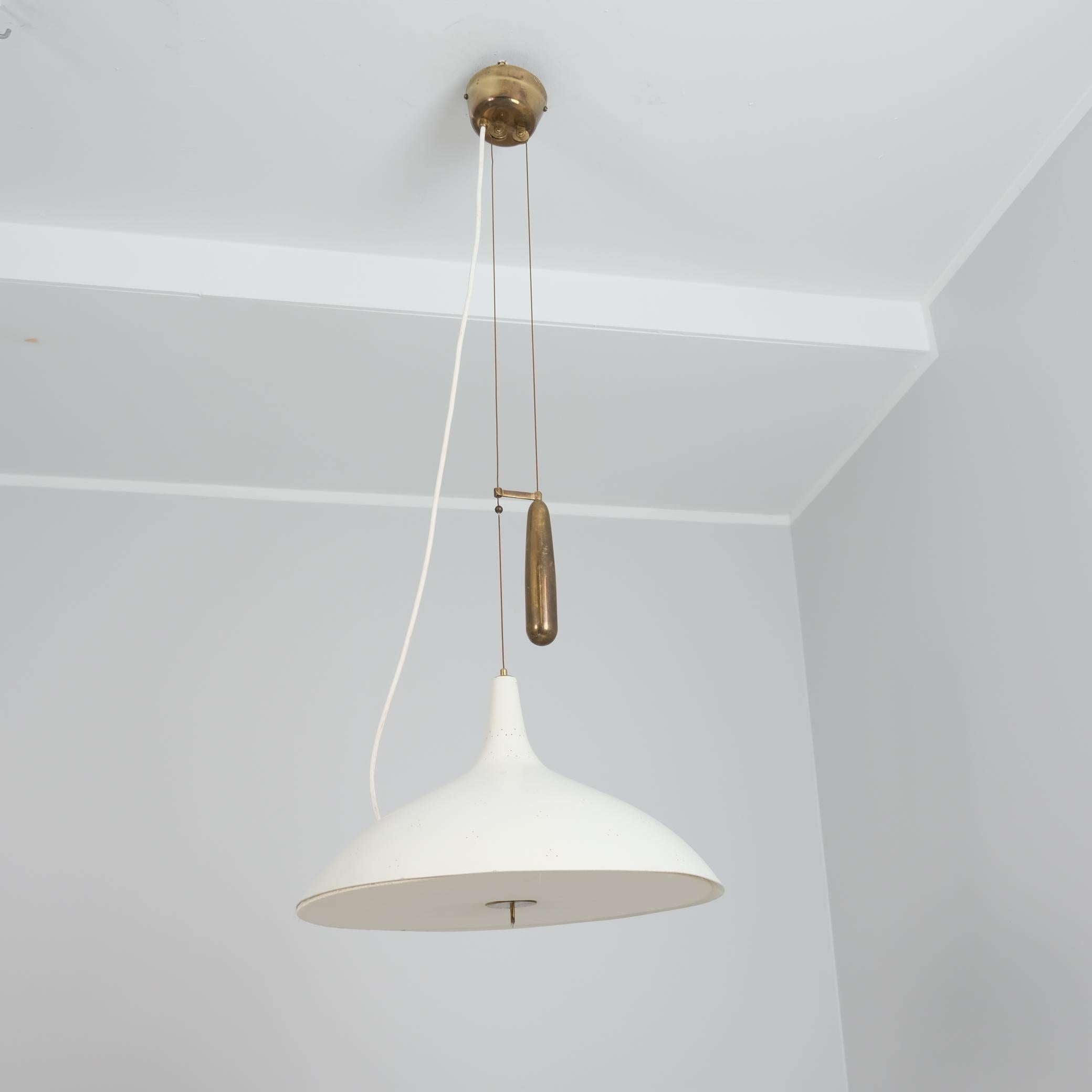 Paavo Tynell Lámpara de Techo Ajustable Perforada Blanca Model 1965, Taito Años 50 mediados del siglo XX en venta