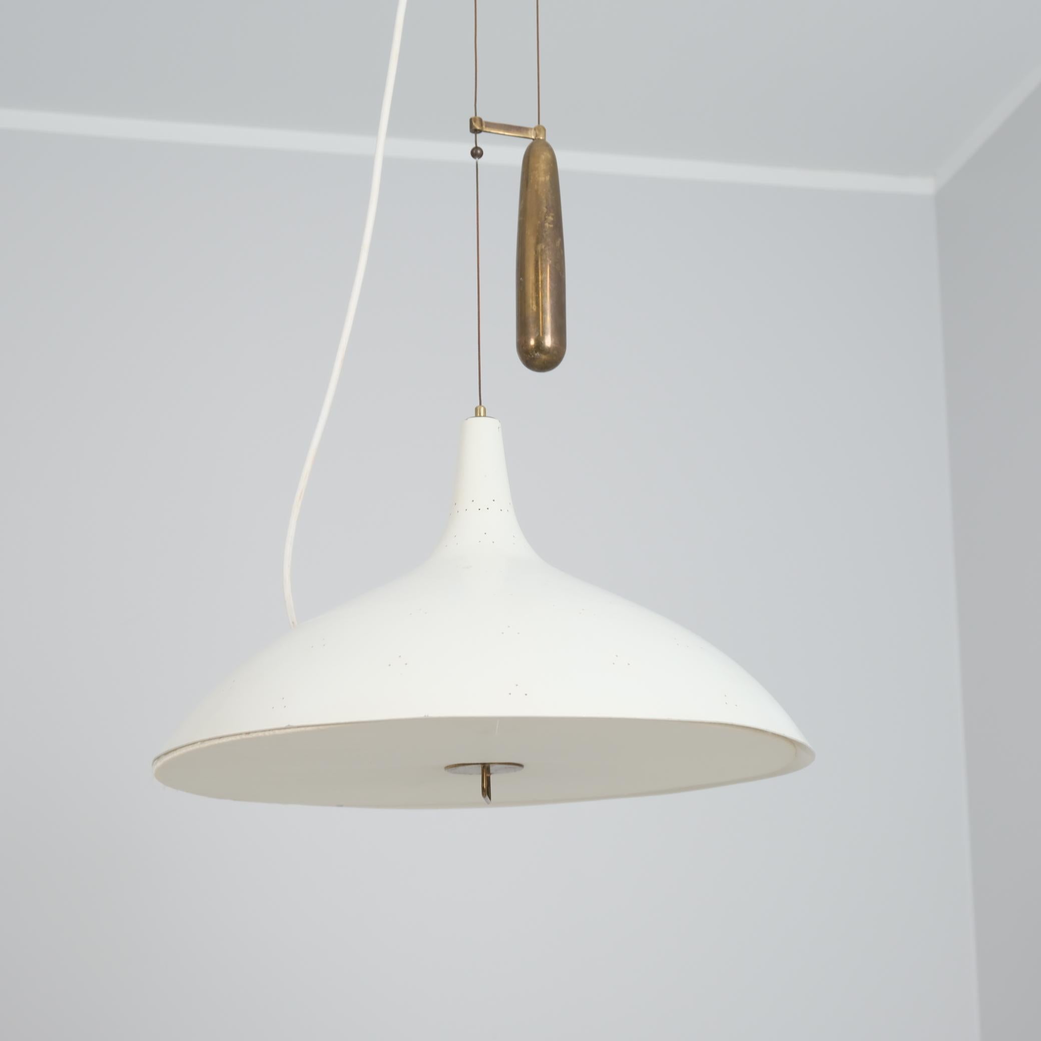 Paavo Tynell Lámpara de Techo Ajustable Perforada Blanca Model 1965, Taito Años 50 Aluminio en venta