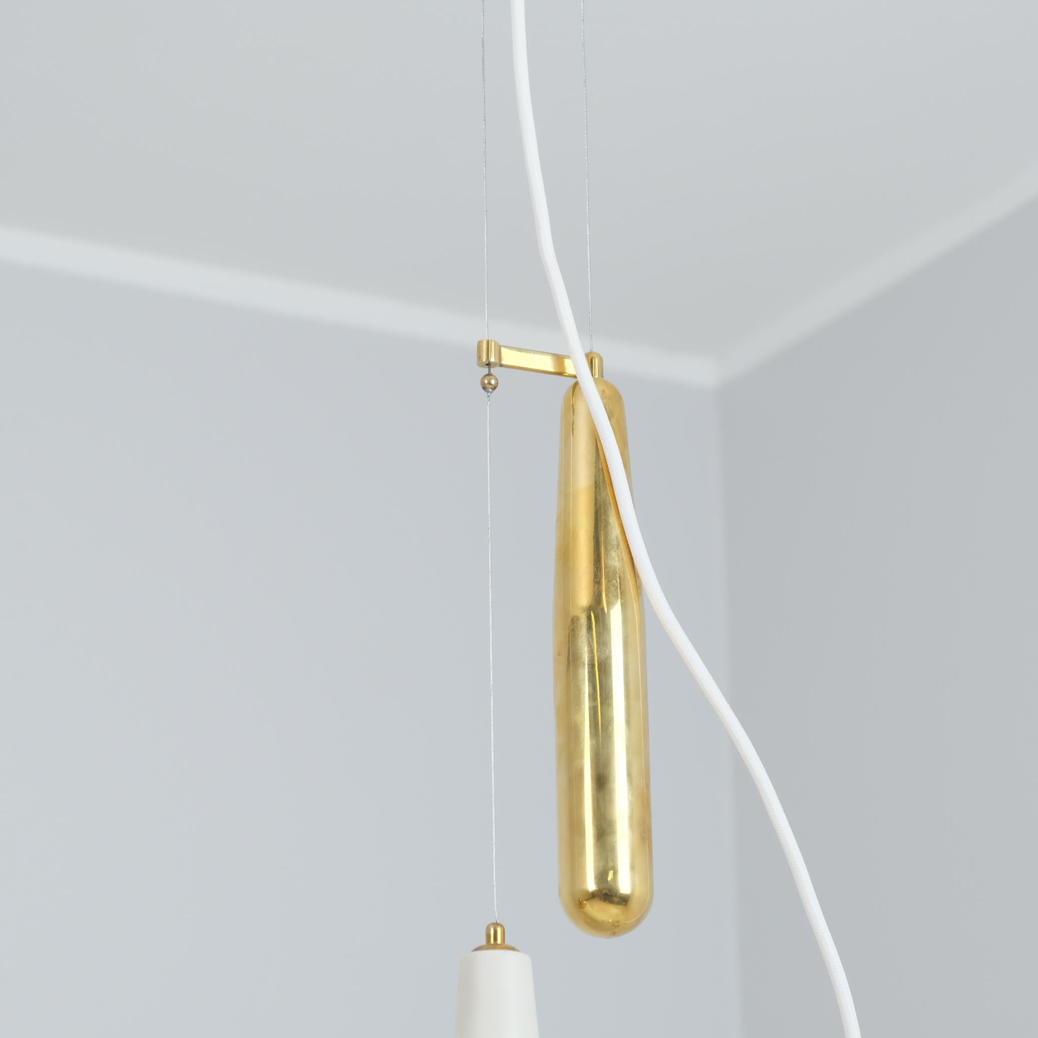 Paavo Tynell Lámpara de Techo Ajustable Perforada Blanca Model 1965, Taito Años 50 en venta 1