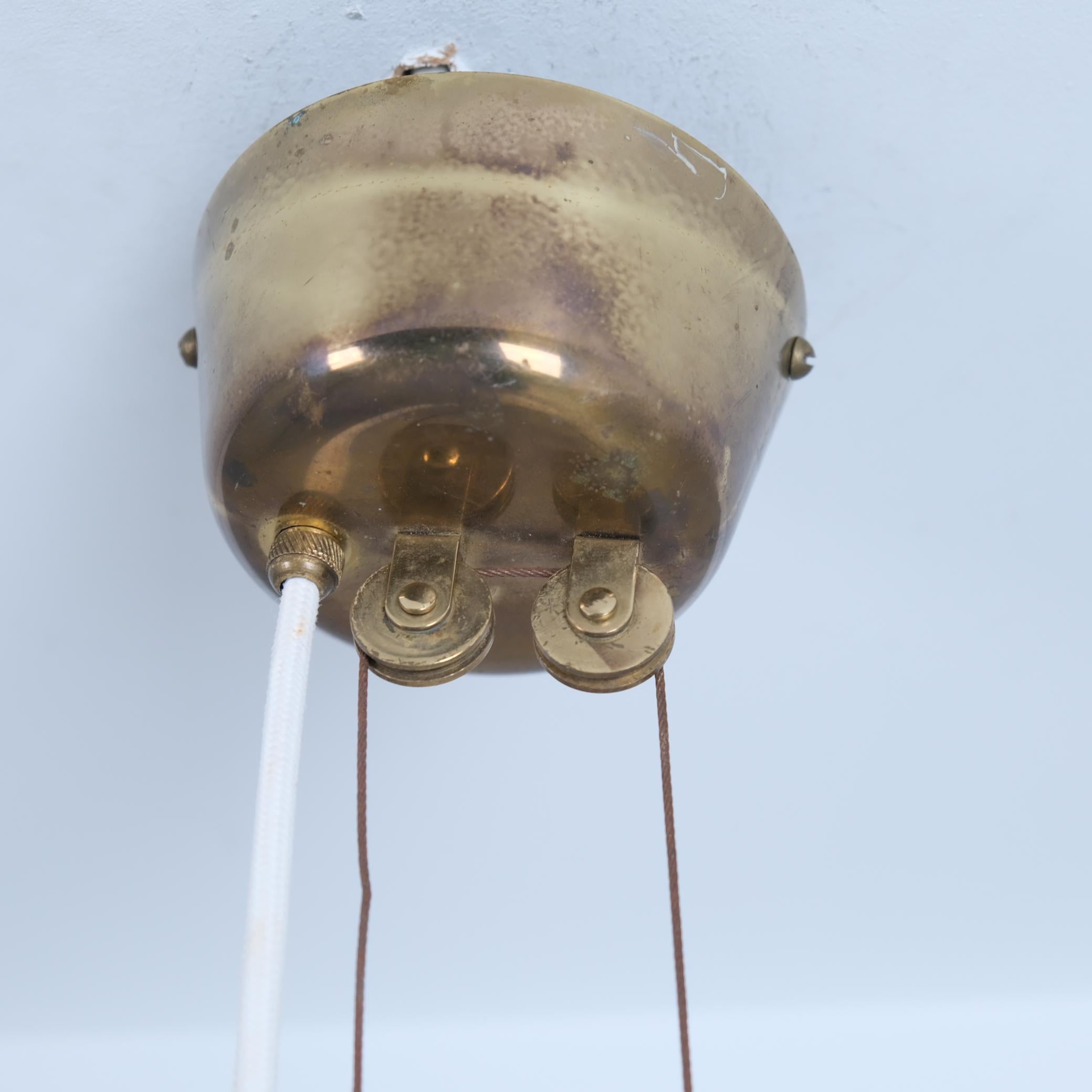 Paavo Tynell Lámpara de Techo Ajustable Perforada Blanca Model 1965, Taito Años 50 en venta 1