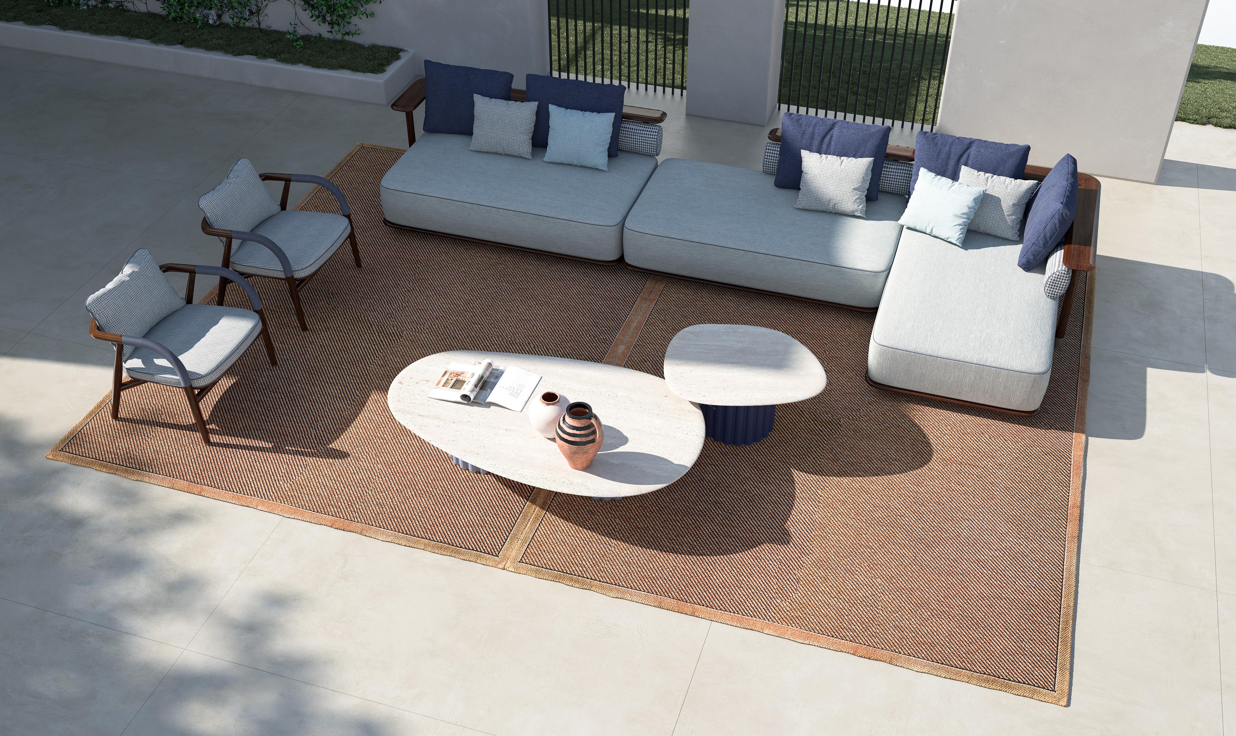Petite table d'extérieur avec un cadre laqué et un plateau en marbre. Cette table au design épuré et moderne est dotée d'une structure en métal laqué durable et résistante aux intempéries. Le plateau est en marbre de haute qualité, apportant une