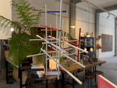 Mobile Skulptur, Kiefernholz und Pigmente, dreifarbiger Satellit, weiß, rot und blau