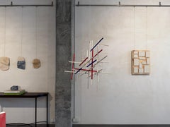 Mobile Skulptur, Kiefernholz und Pigmente, dreifarbiger Satellit, weiß, rot und blau