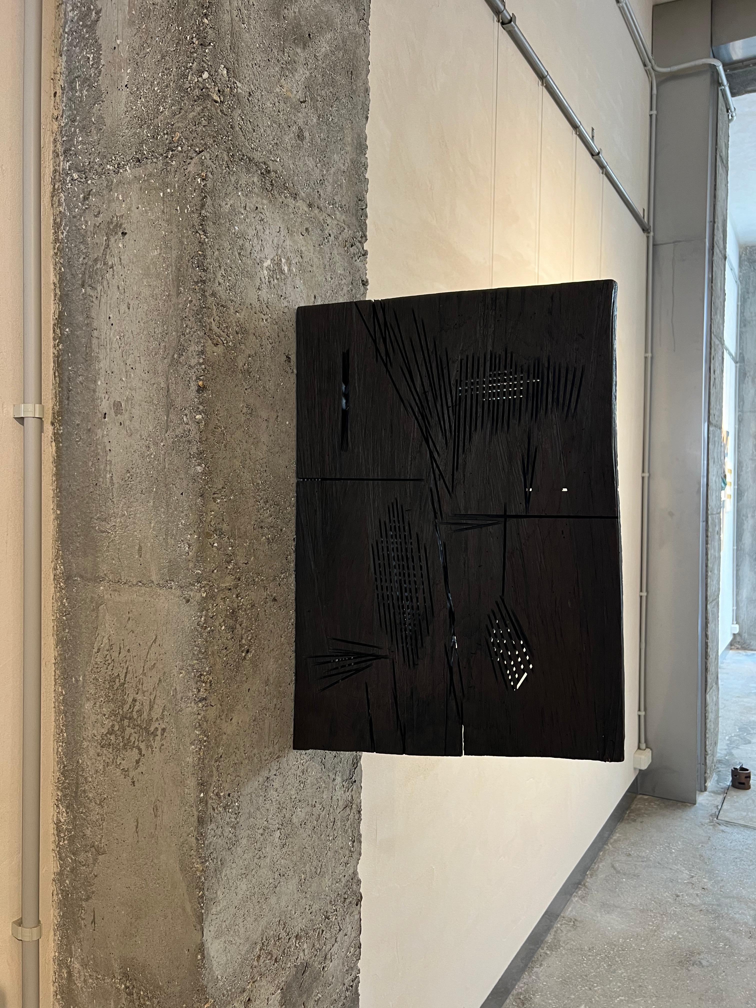 Escultura mural, ventana enrejada de madera de roble negro , tapiz de luz natural - Sculpture de Pablo Maojo