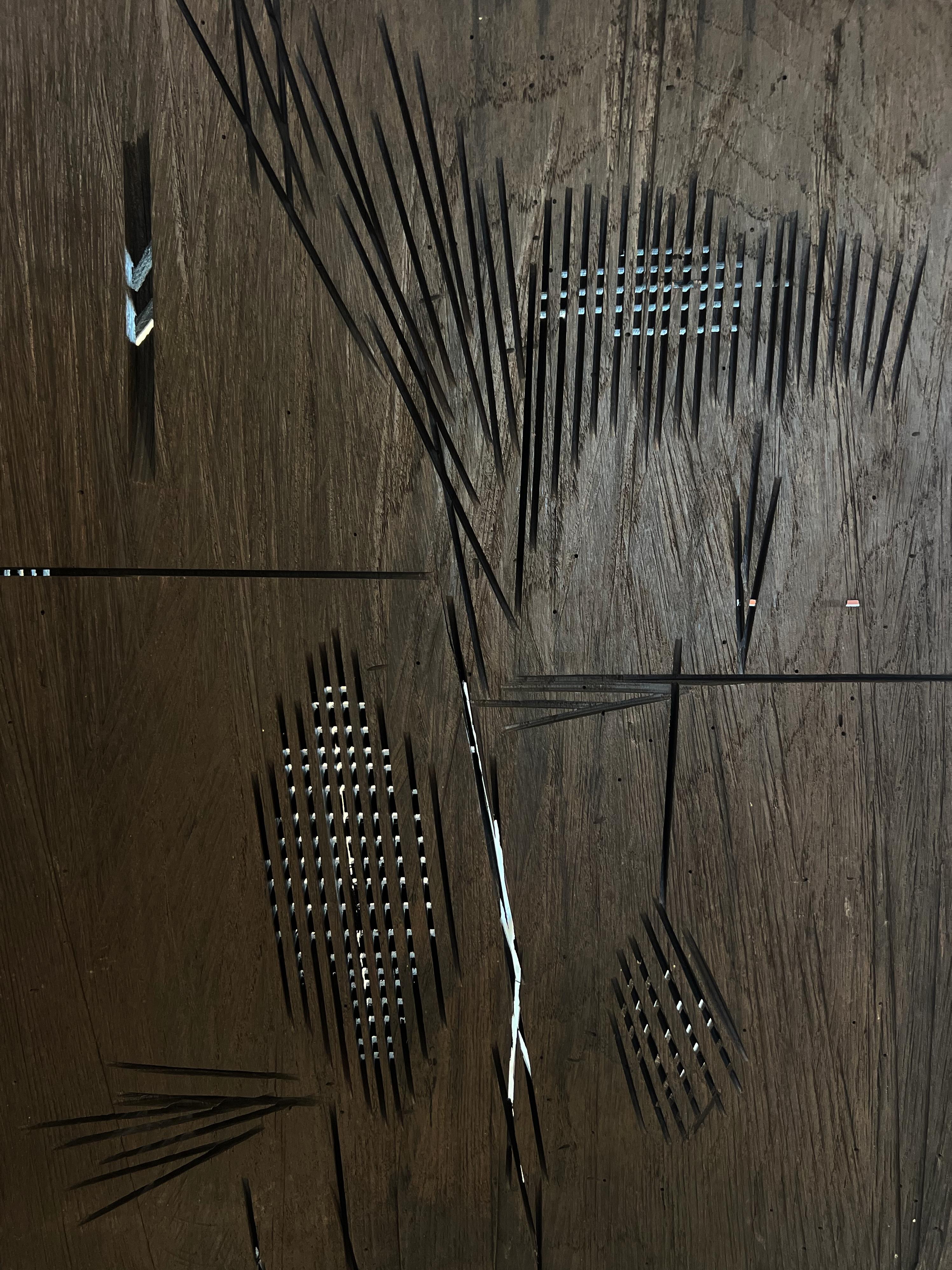 Escultura mural, ventana enrejada de madera de roble negro , tapiz de luz natural - Sculpture Contemporáneo de Pablo Maojo