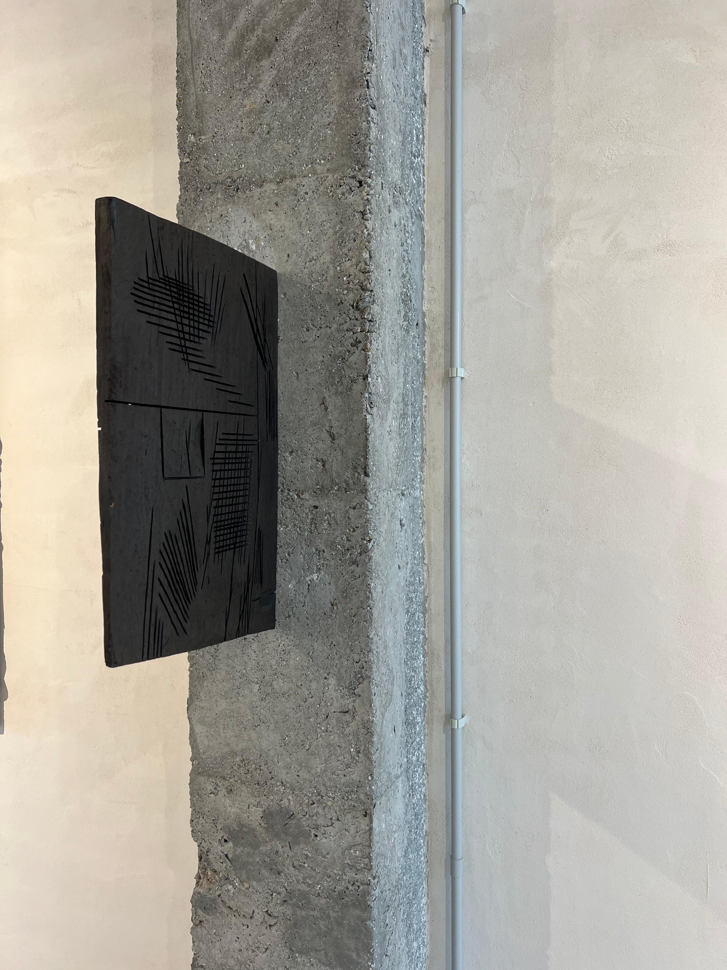 Escultura mural, ventana enrejada de madera de roble negro , tapiz de luz natural - Still-Life Sculpture Negro de Pablo Maojo