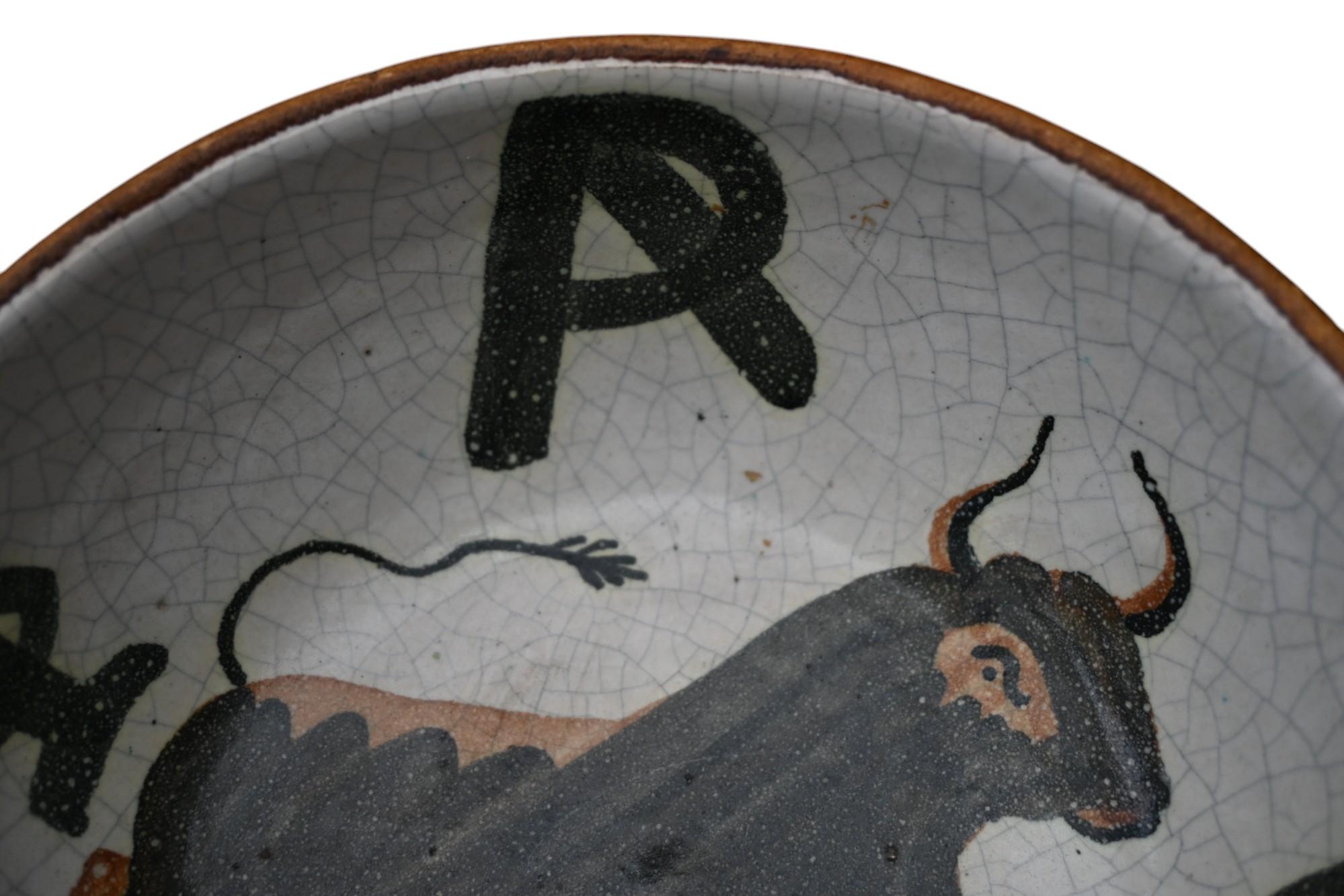 Una ciotola di ceramica rivestita di pelle all'esterno.
La ciotola è dipinta a mano con la decorazione di un toro e le lettere di Picasso, in condizioni impeccabili senza restauri o altri difetti Diametro 16,7 cm, altezza 6 cm
metà del XX secolo