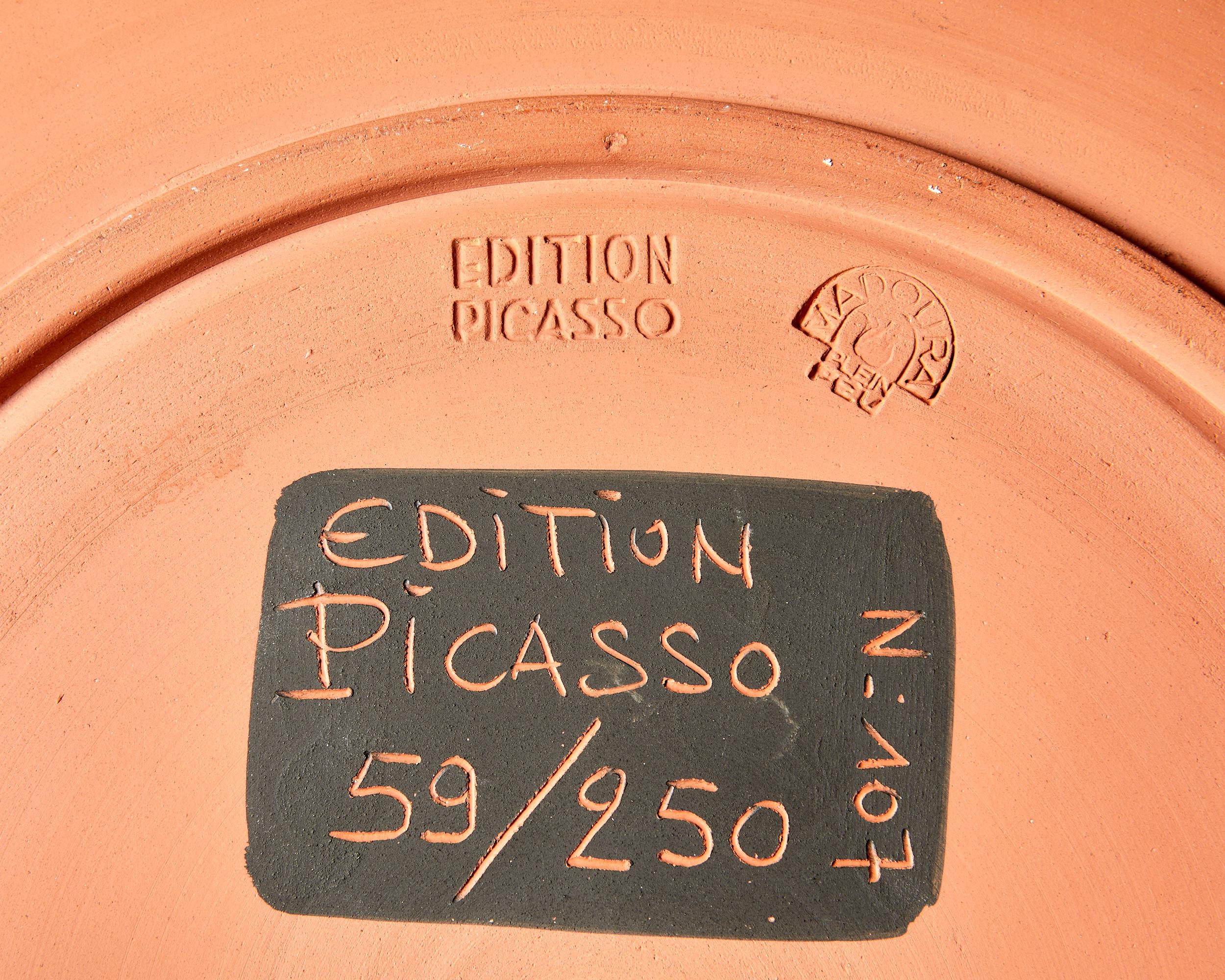 Pablo Picasso, Stier, gedrechselte runde Schale, 1957, Auflage von 250 Exemplaren. (Mitte des 20. Jahrhunderts) im Angebot