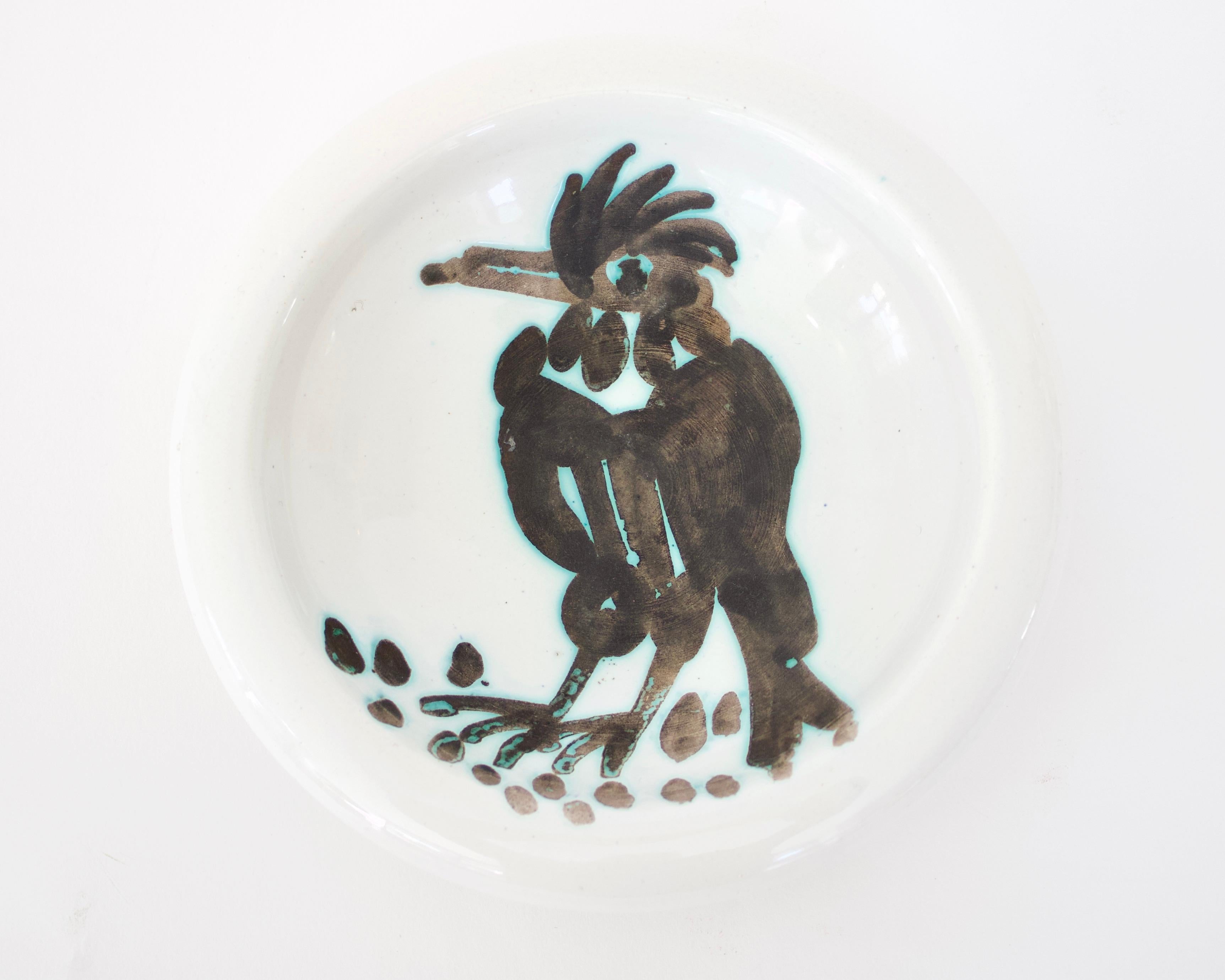 Pablo Picasso Oiseau Teller Vogel mit Büschel, Editionen Picasso Madoura Frankreich. ca. 1952. 14 hatte Pinselstriche unter den Füßen des Vogels gemalt, die auf Nahrung hinweisen. 
Auf der Unterseite mit Madoura Plein Feu edition Picasso und auch