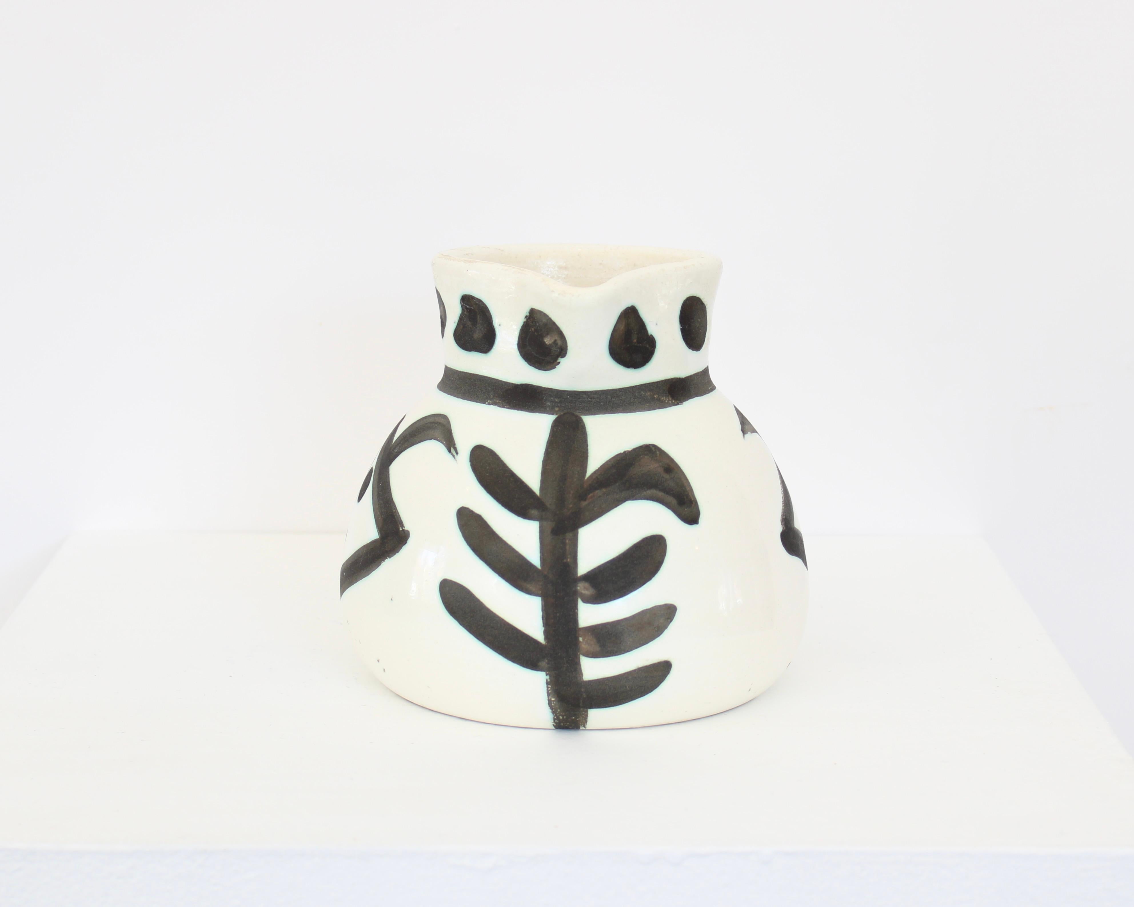 Pablo Picasso Ceramic Pitcher Tetes Visages Editions Picasso Madoura In Good Condition For Sale In Chicago, IL