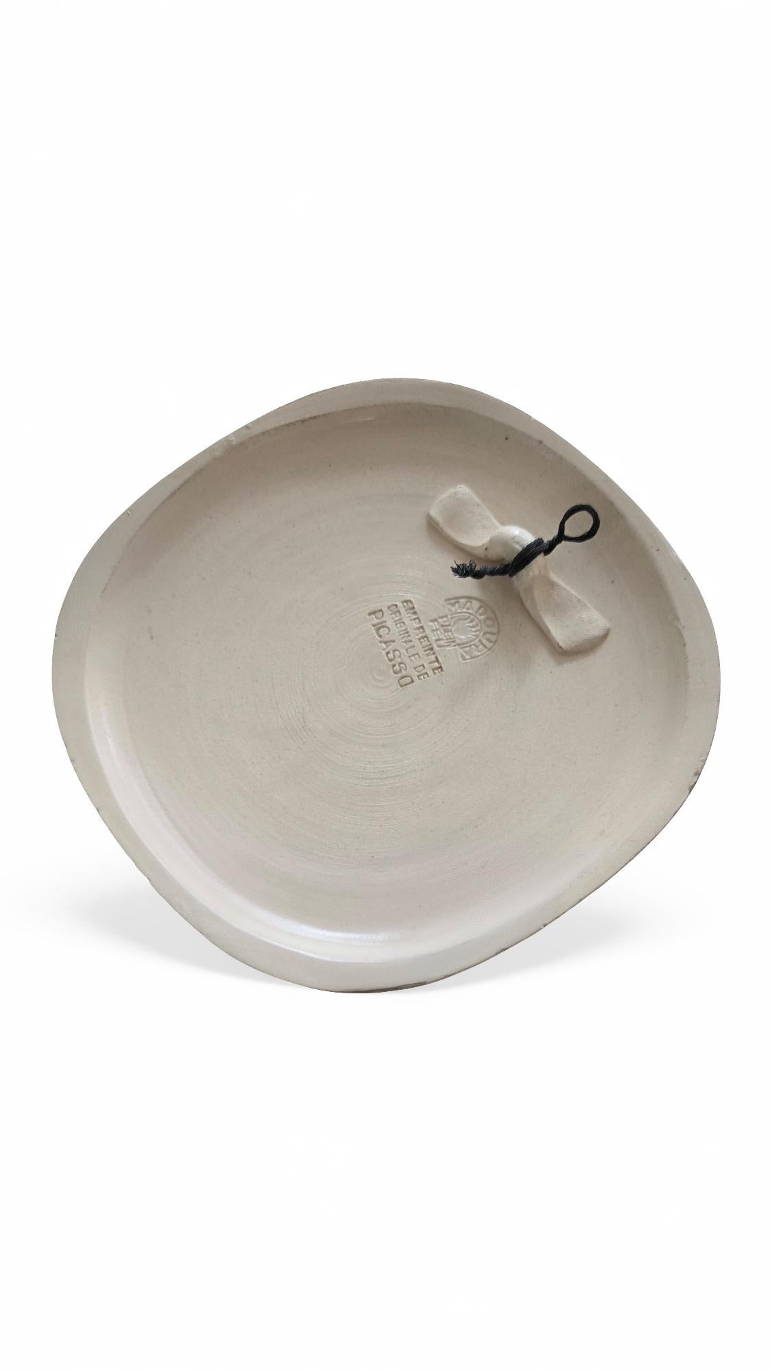 Assiette en céramique Pablo Picasso 'Trois Personnages Sur Tremplin'. en vente 3