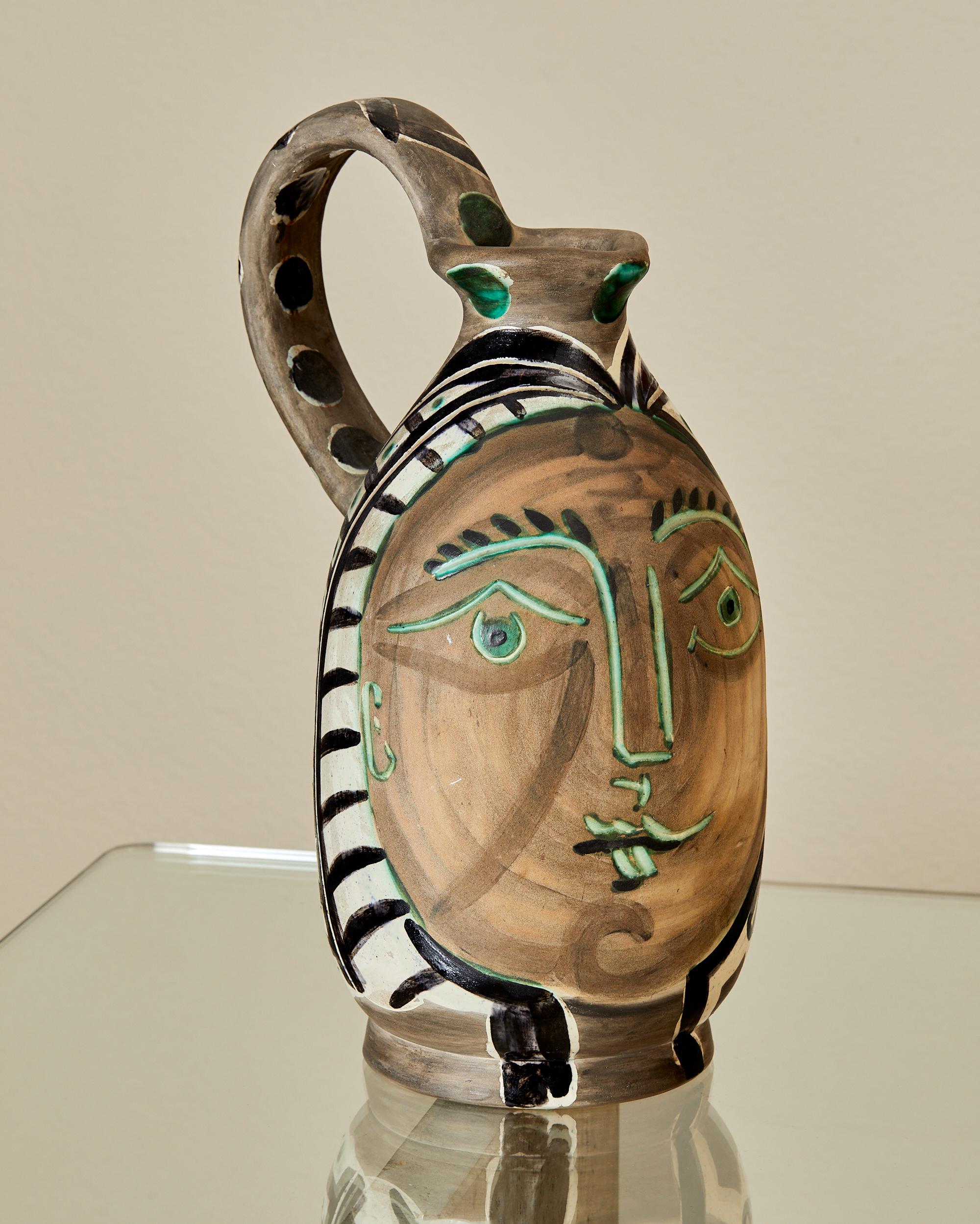 Pablo Picasso,
Femme du barbu
1953. 10 juillet
Pichet tourné
H.37,5 cm, Larg.20,5 cm
R.A terre de faience blanche, décor aux engobes,
gravé au couteau sous couverte partielle au pinceau
Noir, beige, vert, patine grise
Tiré à 500 exemplaires.
R.720