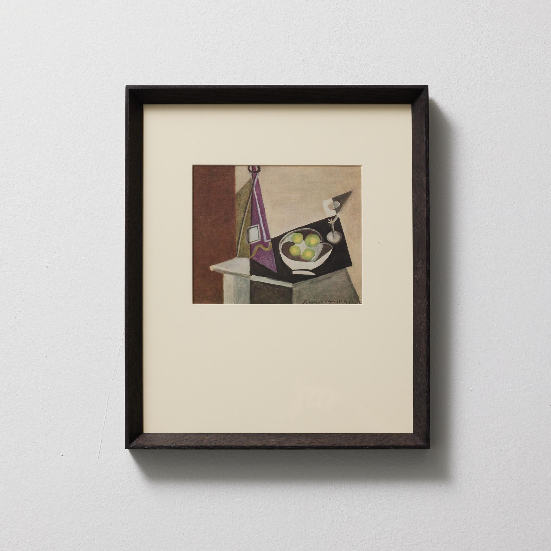 Tauchen Sie ein in die zeitlose Brillanz von Pablo Picasso mit diesem außergewöhnlichen Farbklischee, das 1943 von den Editions du Chêne in Paris, Frankreich, fachmännisch herausgegeben wurde. In einem wunderschönen Massivholzrahmen mit einer Breite