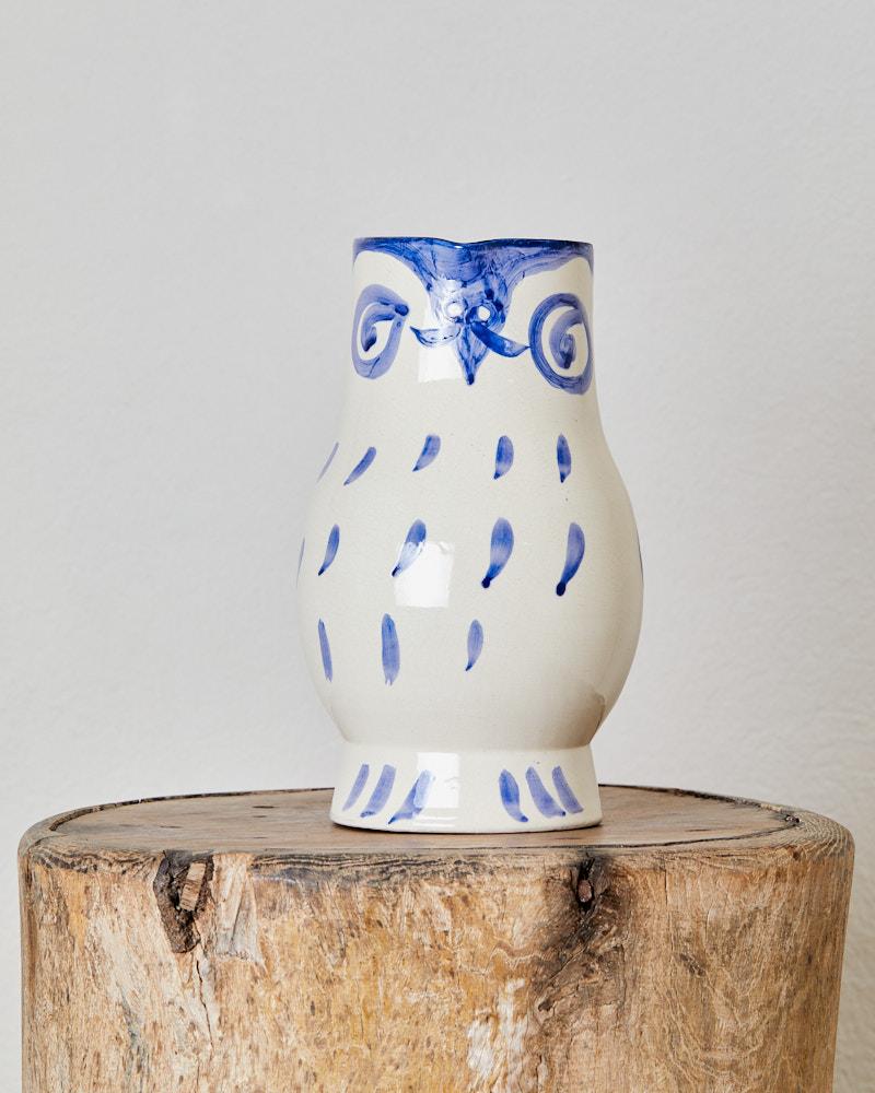 Pablo Picasso
Hibou
1954
Pichet tourné
H. 24,5 cm. Grande 13 cm
R.A terre de faience blanche, décor à l'oxyde sur émail blanc
Bleu
Tirato a 500 esemplari
Edizione Picasso, Madoura.
Répertorié dans le livre Alain Ramié, Picasso, Catalogue de l'oeuvre