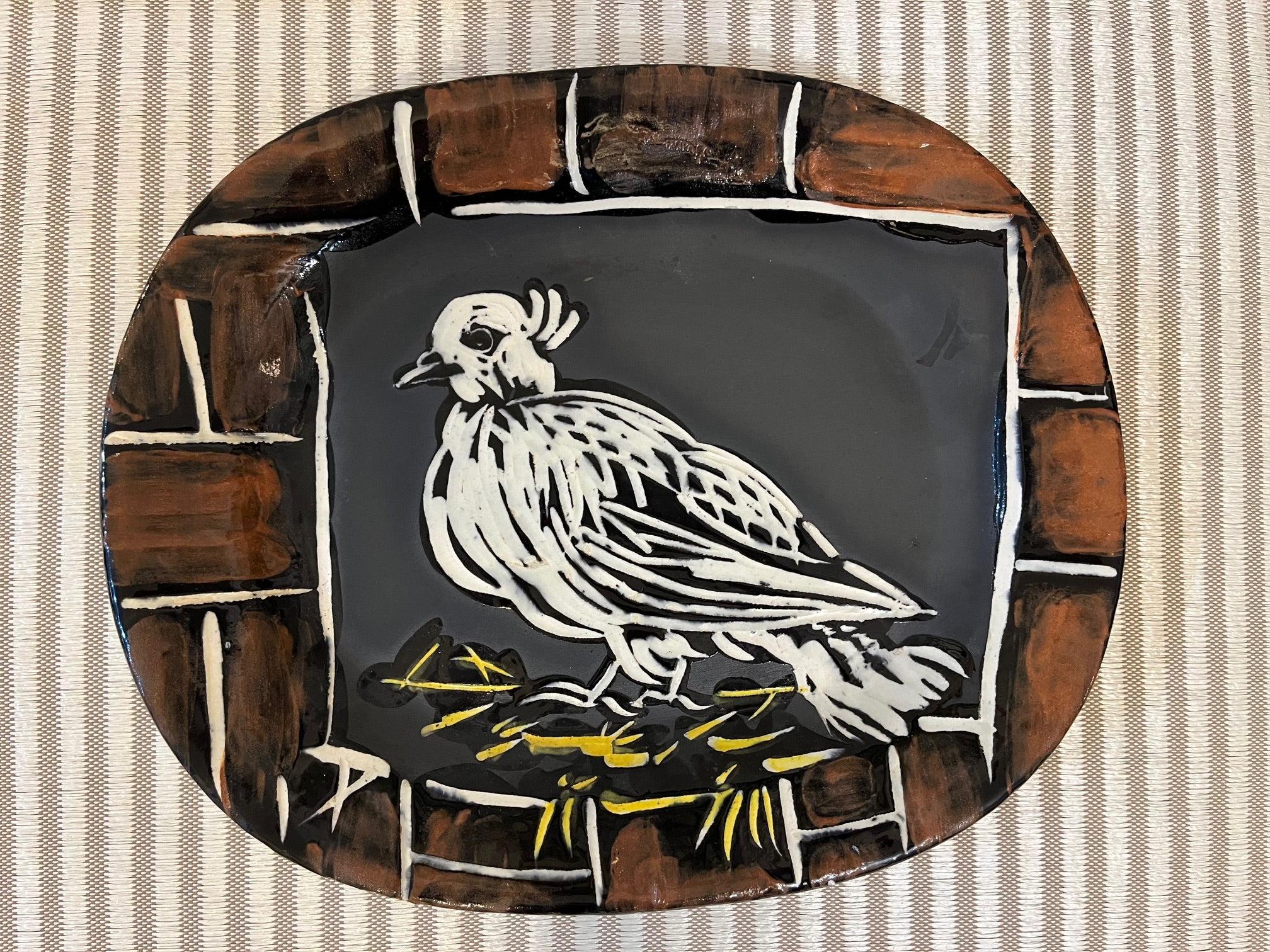 Pablo Picasso Madoura (1881-1973), Colombe Mate,
1948
Placa rectangular, 
W. 31 cm, L. 37.5 cm,
R.A. Terre de faïence blanche, décor aux engobes,
gravé au couteau sous couverte partielle au pinceau
Rouge, jaune, noir,
Tirada de 450