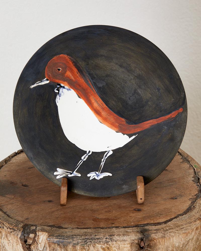Pablo Picasso (1881-1973, spagnolo)
Oiseau n°96
1963
Assiette ronde
D. 25 cm
R.A terre de faience blanche, décor à l'engobe et émail sous couverte partielle au pinceau,
patine noire
Noir, rouge, blanc
Tiratura di 150 esemplari numerati
Edizione