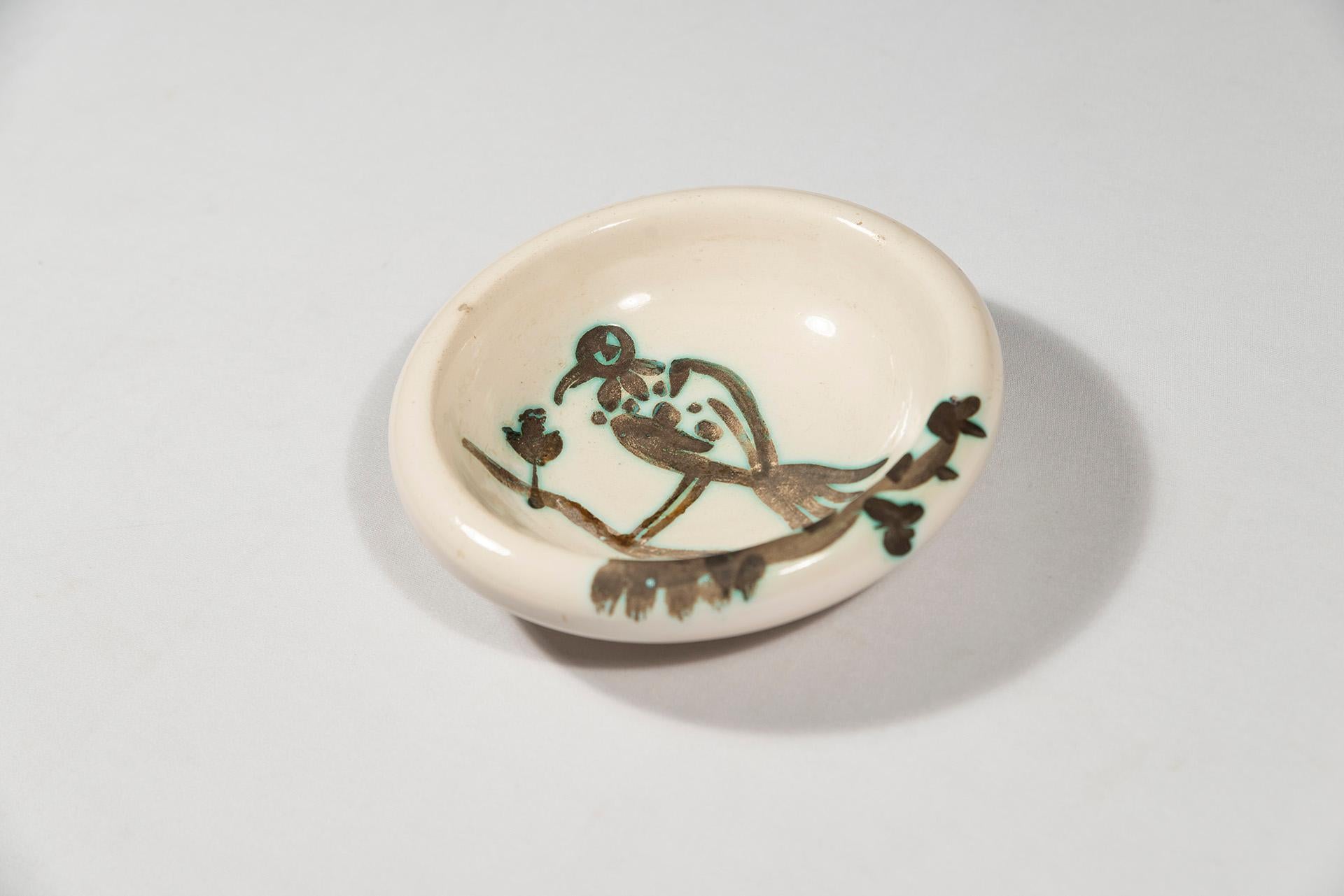 Pablo Picasso Madoura, Oiseau sur la branche, 1952, stamped and marked edition Picasso and Madoura.
Edition Picasso. Partially glazed ceramic.

Measures: Diameter 14.5 cm.

Biography: Similar model page 95, N°175, Alain Ramie, Picasso and Madoura: