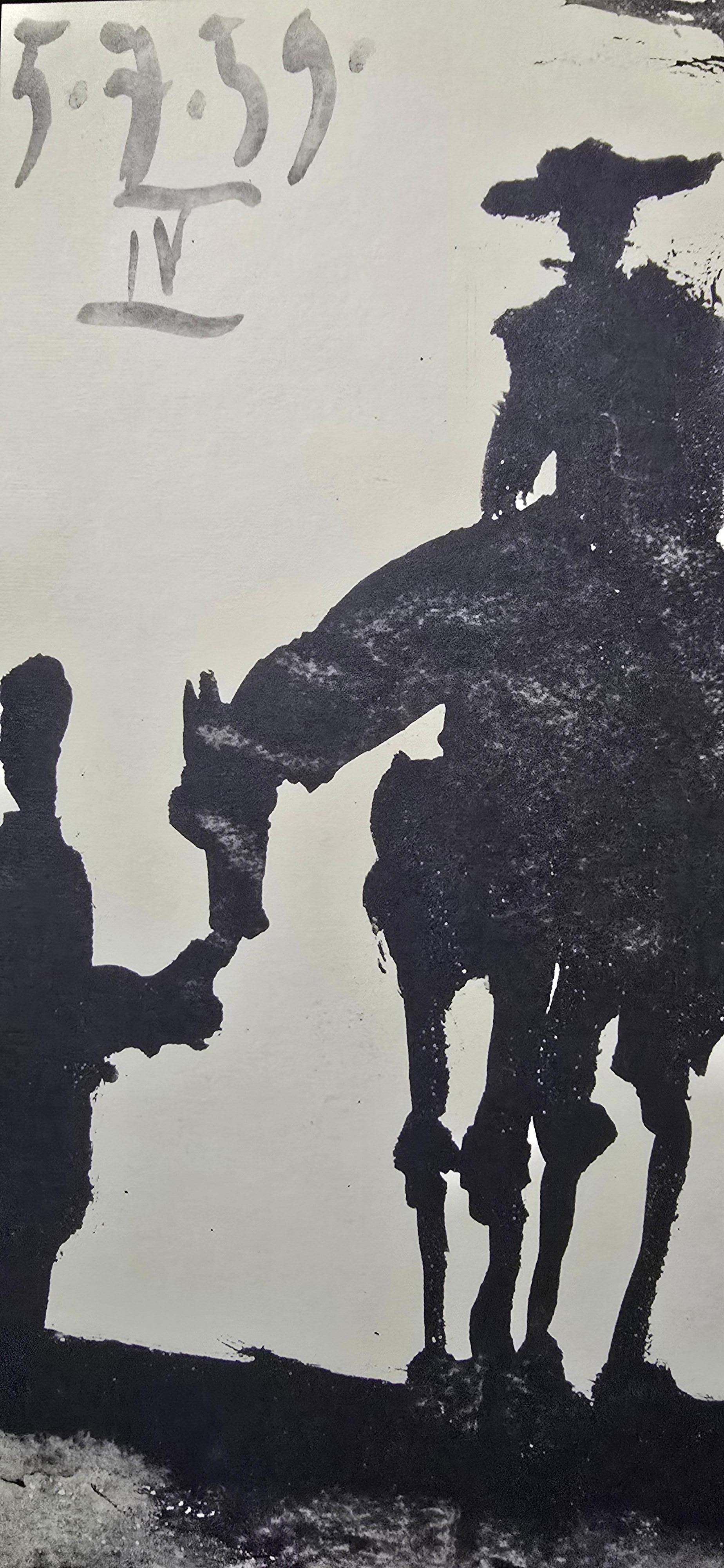 Este cautivador libro, titulado Toros y Toreros, presenta la icónica obra de Pablo Picasso, junto con el perspicaz texto del renombrado torero español Luis Miguel Dominguín. La portada muestra el estilo característico de Picasso, que combina colores