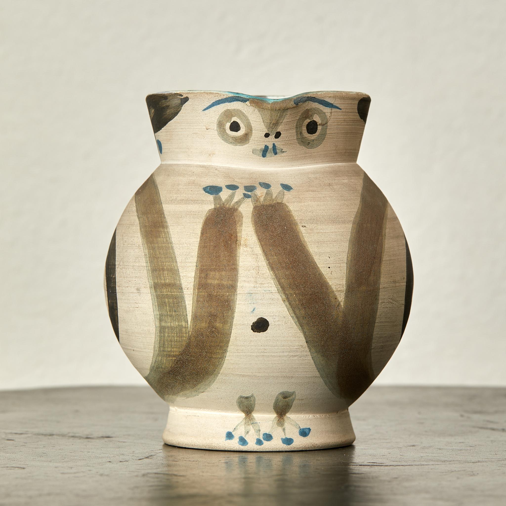 Pablo Picasso
Petite chiuette
1949 
Pichet tourné
H. 14 cm Larg. 13 cm
R.A Terre de faience blanche, décor aux engobes,
intérieur couverte
Beige, vert, noir, bleu
Tirato a 200 esemplari
R.683
Edizione Picasso, Madoura.
Répertorié dans le livre Alain