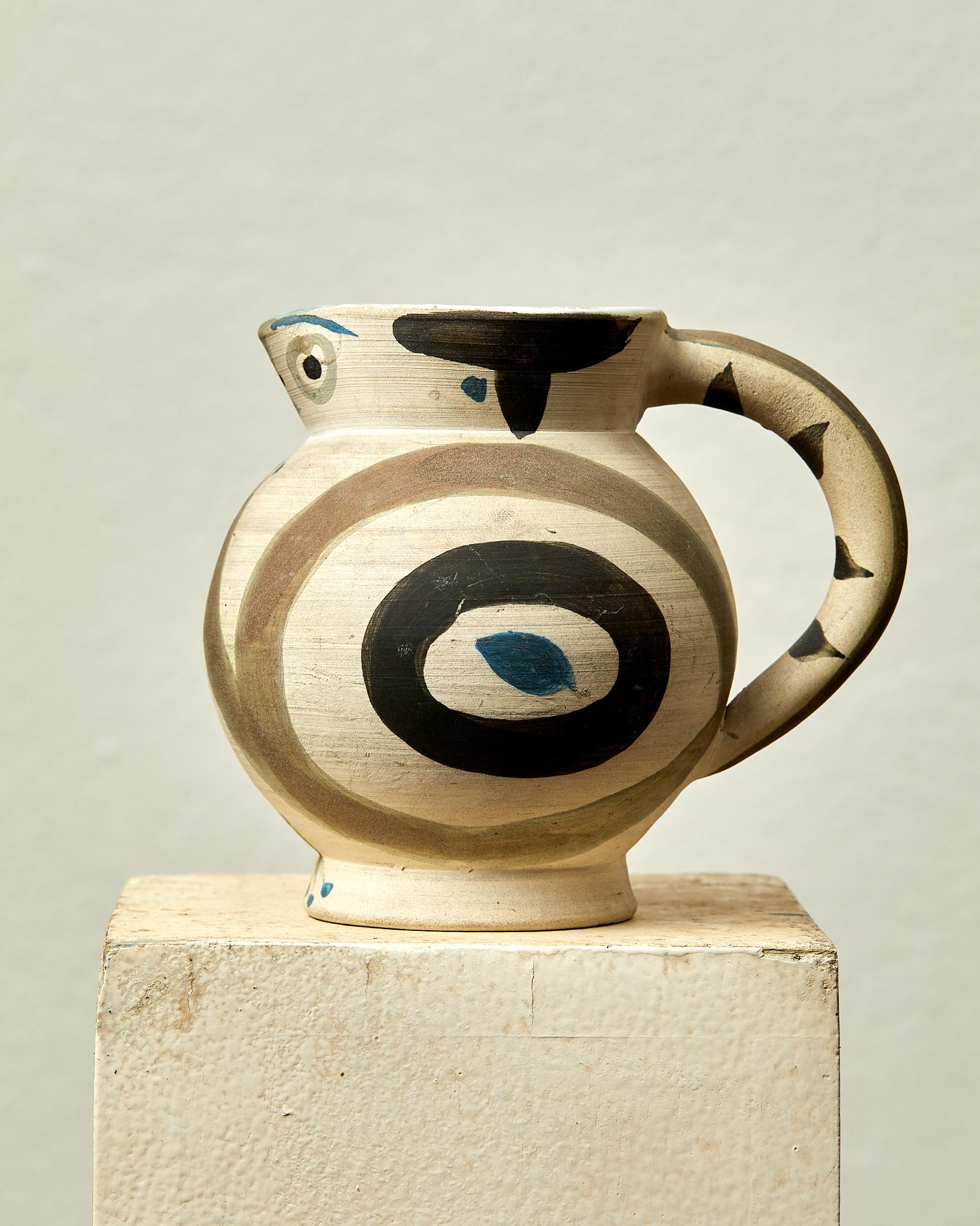 Pablo Picasso, 
Petite chouette, 
1949
Pichet tourné
H.14 cm. Larg. 13 cm
R.A terre de faience blanche, décor aux engobes,
intérieur couverte,
Beige, vert, noir, bleu
Tiré à 200 exemplaires
R.683
Edition Picasso, Madoura.