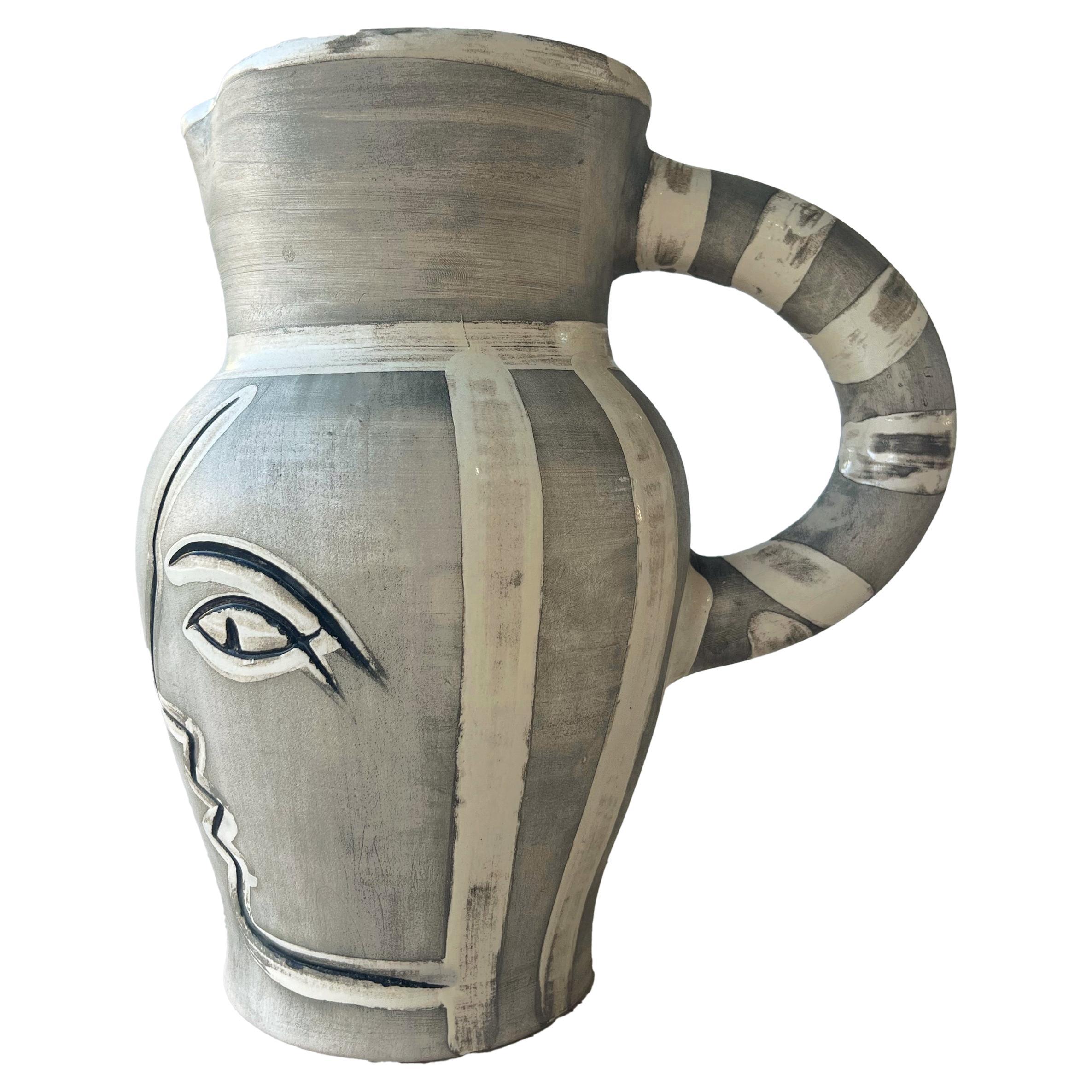 Pichet gravé gris
Ed. 500 pcs, 1954
White clay with grey engobe painting, partially glazed in white and black with incised decor.
Dimensions Height: 11.8
