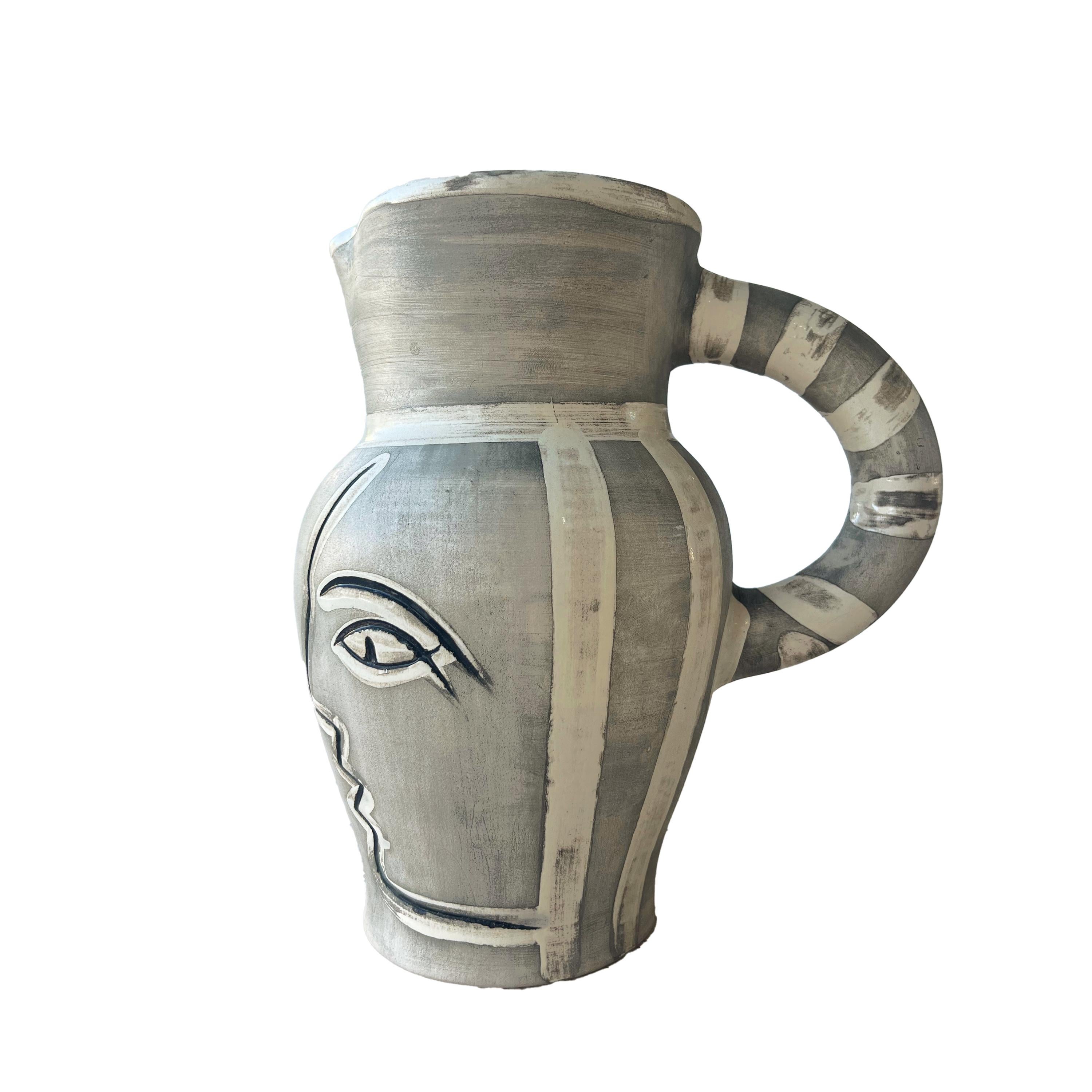 Pablo Picasso Pichet gravé gris, Picasso, Pitcher, Owl, Portrait, Design, 1954 In Excellent Condition For Sale In Los Angeles, CA
