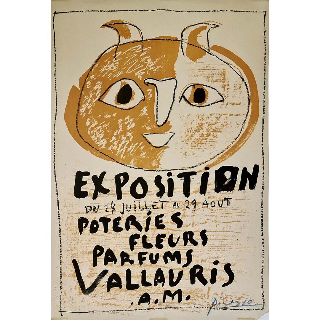 Very beautiful poster of Pablo Picasso ( 1881- 1973 ) for an exhibition of Flower and Perfume Pottery in Vallauris.
In 1948, Picasso moved to Vallauris where he stayed until 1955. During these years, Picasso produced numerous sculptures and
