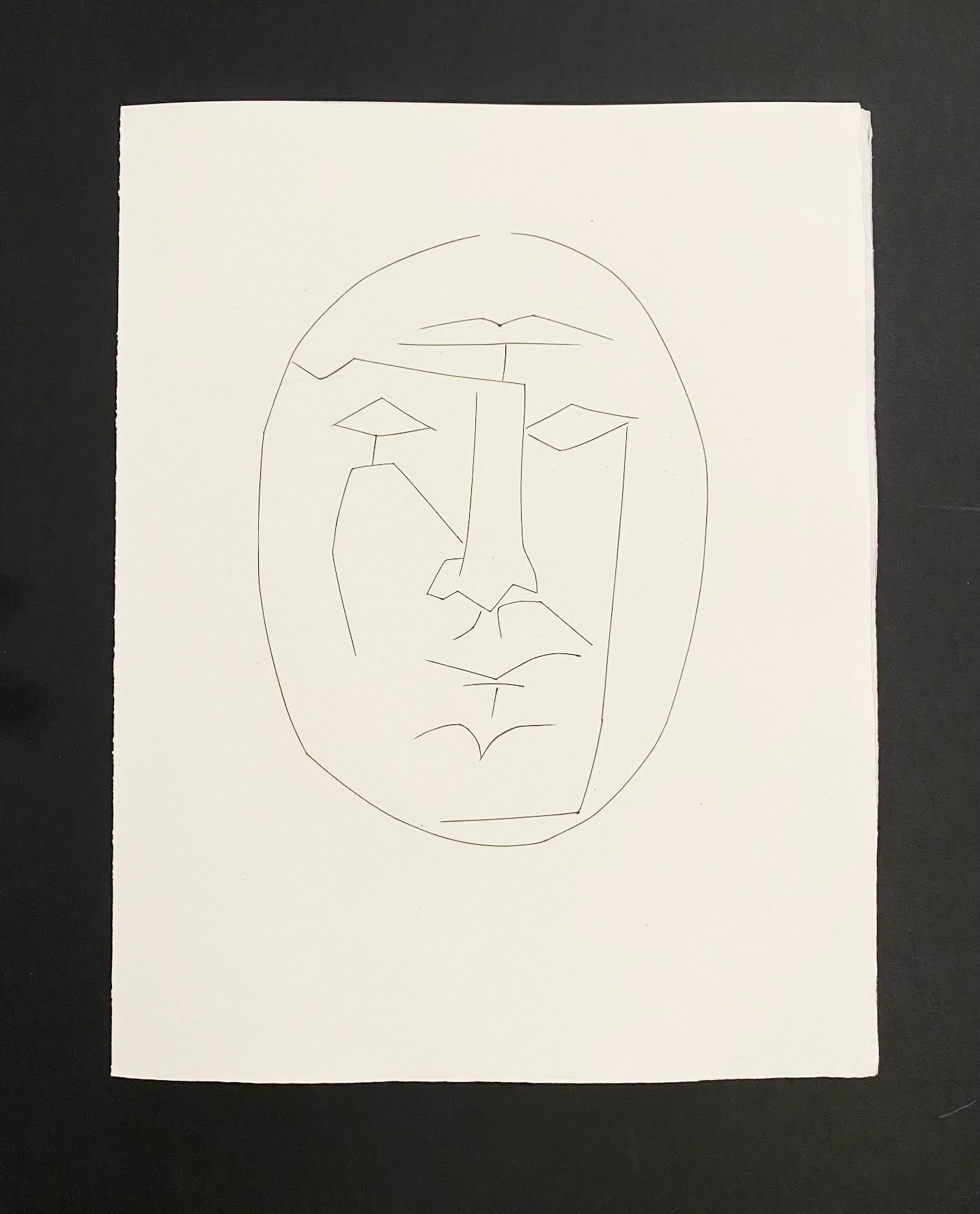 Ovaler Kopf eines Mannes, der gerade sieht (Teller XXIII), von Carmen (Beige), Portrait Print, von Pablo Picasso