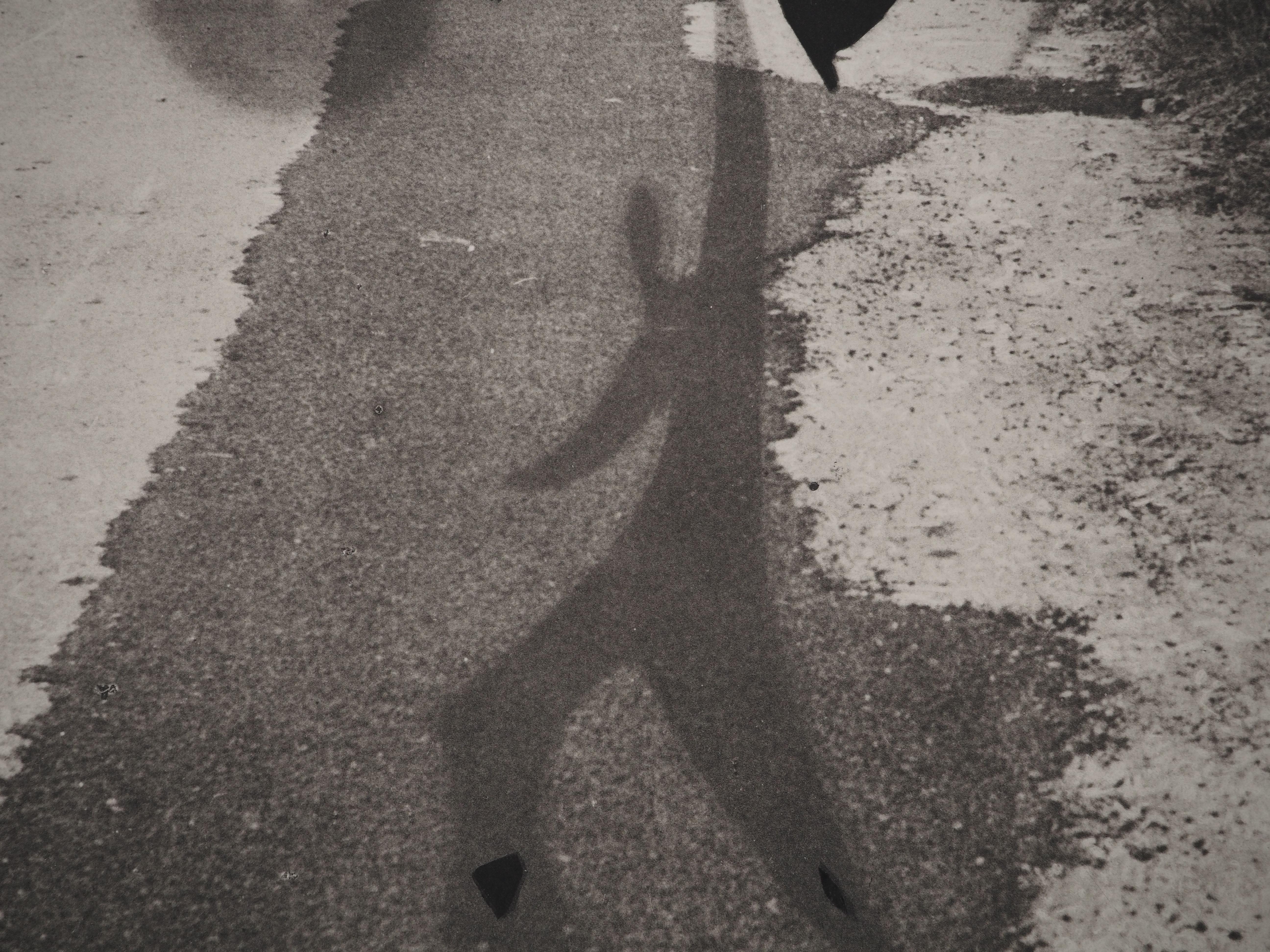 Diurnes: Ombra umana sulla strada - Collotype originale e stencil (Cramer#115) - Figurative Print Nero di Pablo Picasso