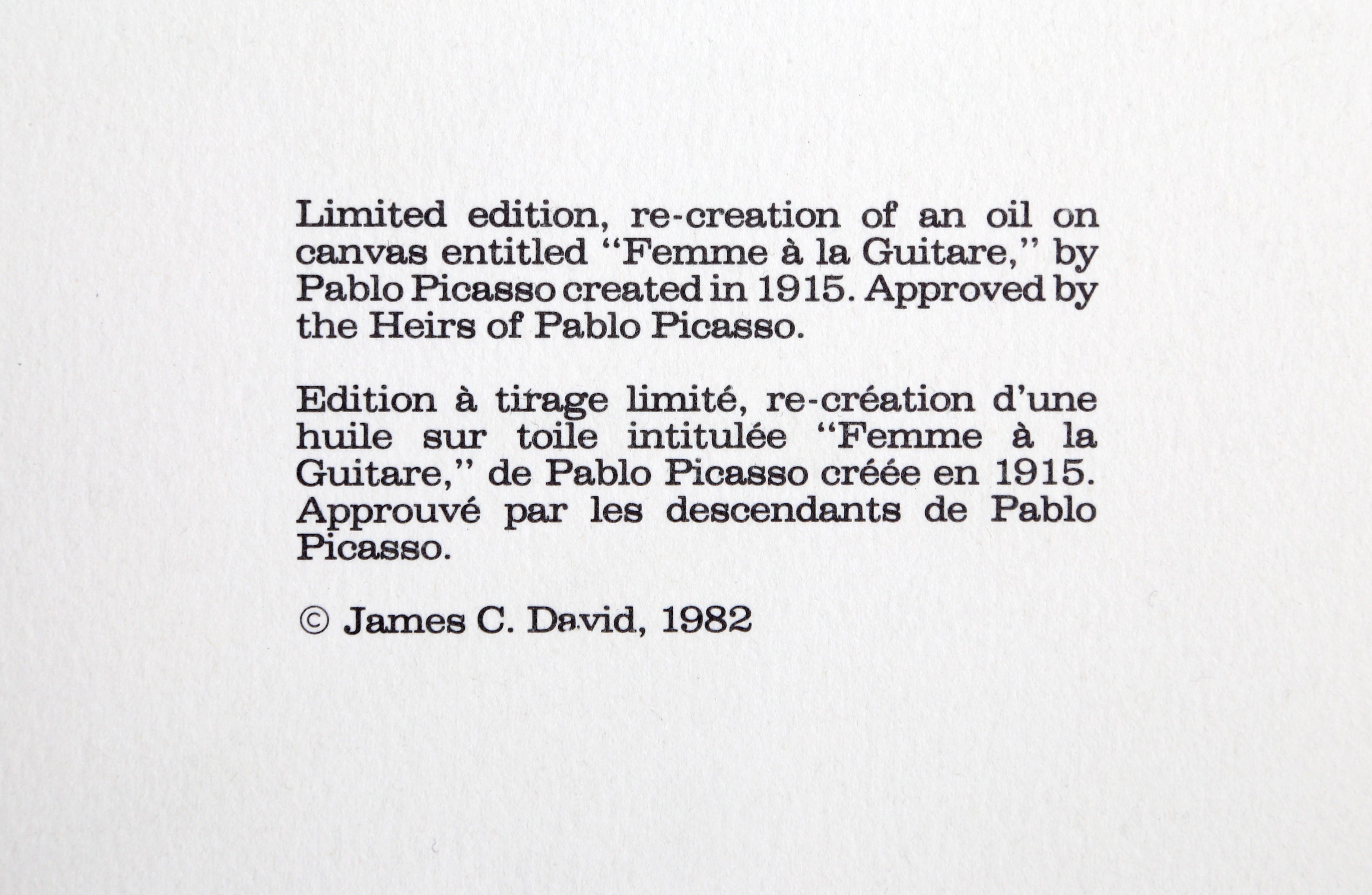 Realizzata con forme geometriche che emergono dal morbido sfondo pastello, la donna di questa stampa tiene in mano un mandarino mentre viene ritratta a testa alta da Pablo Picasso. Una litografia della Marina Picasso Estate Collection dopo il