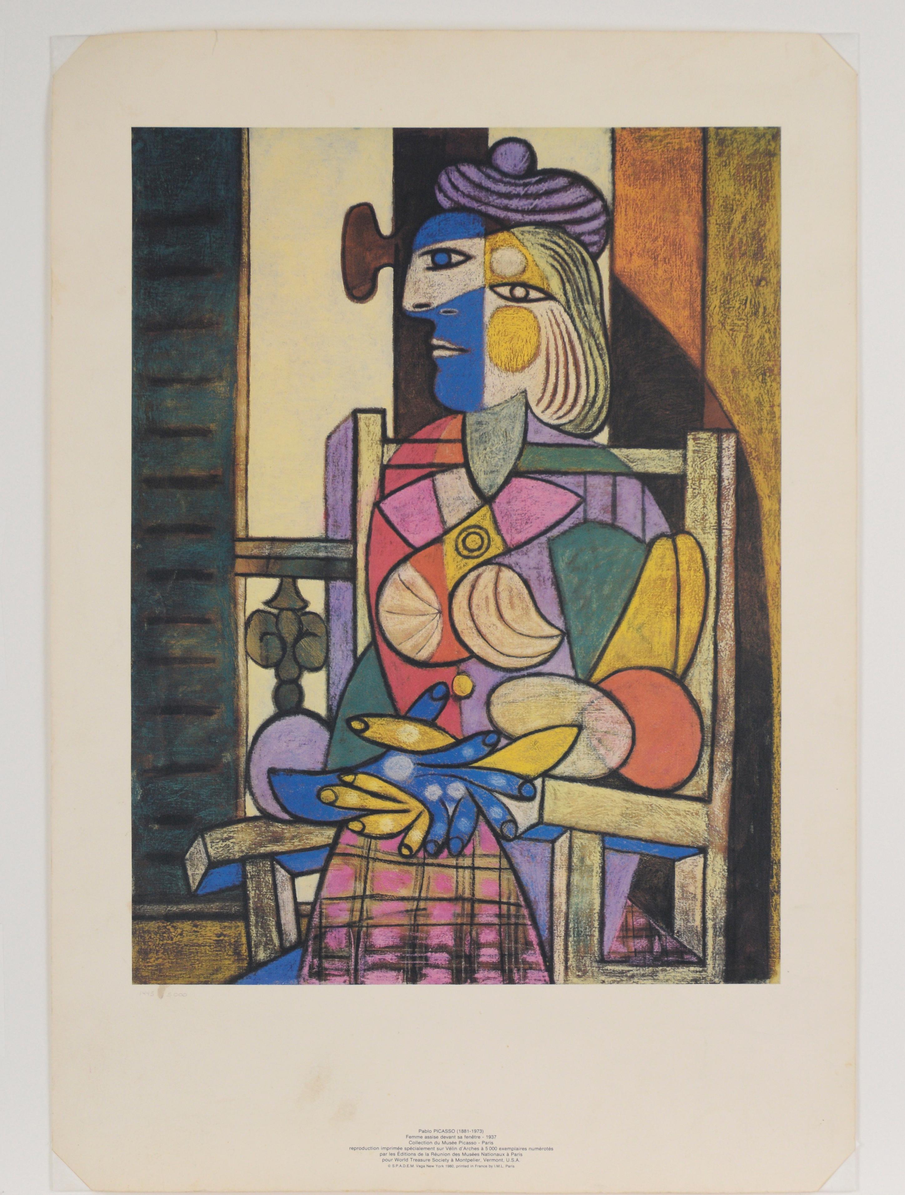 „Femme Assise Devant sa Fenetre“ – Lithographie auf Bogenpapier – Print von Pablo Picasso