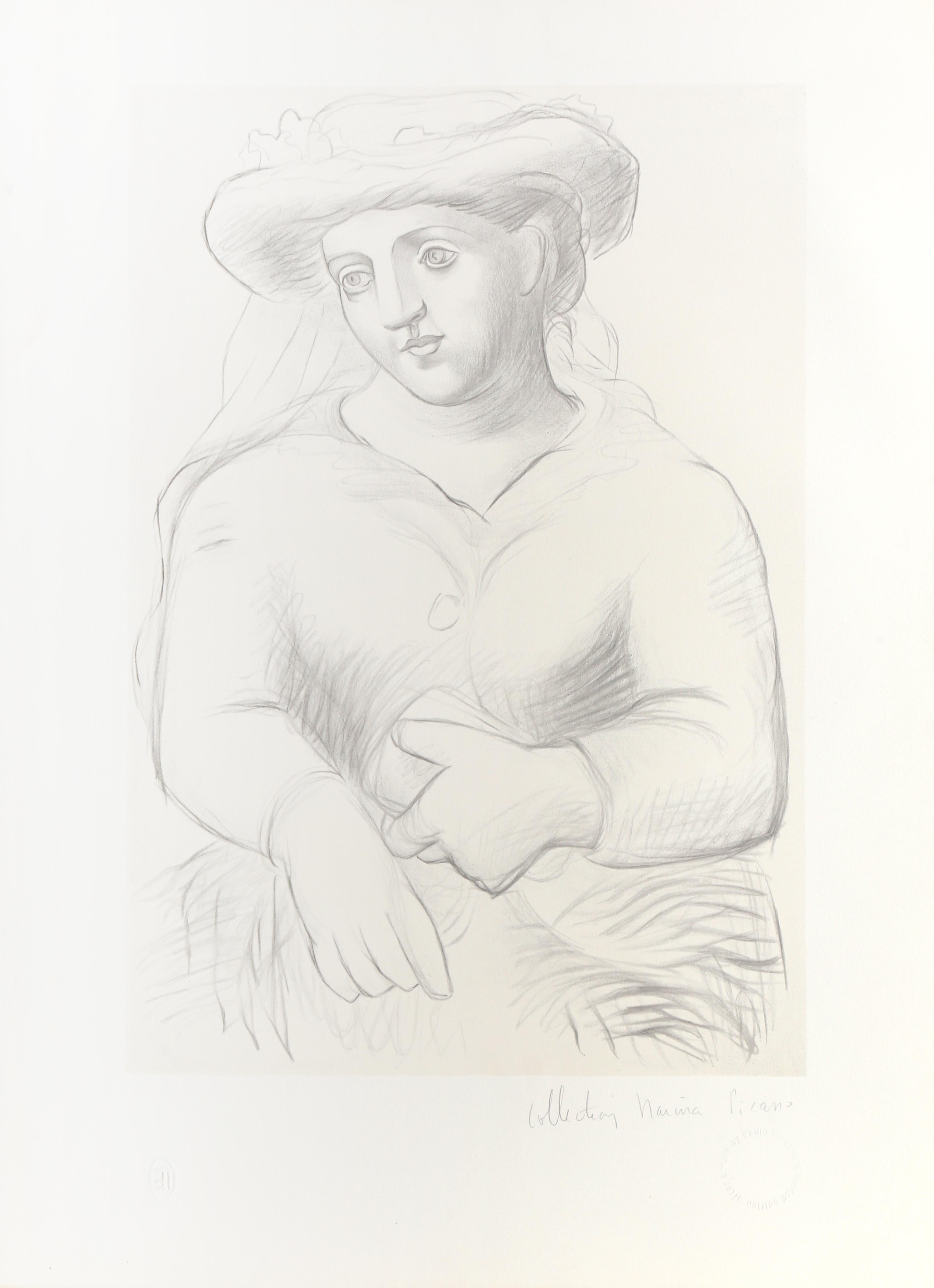 Les mains jointes sur les genoux, un pot de miel à la main, la femme au chapeau à bord regarde de côté dans ce portrait assez naturaliste du célèbre artiste cubiste Pablo Picasso. Une lithographie provenant de la Collection SALE de Marina Picasso