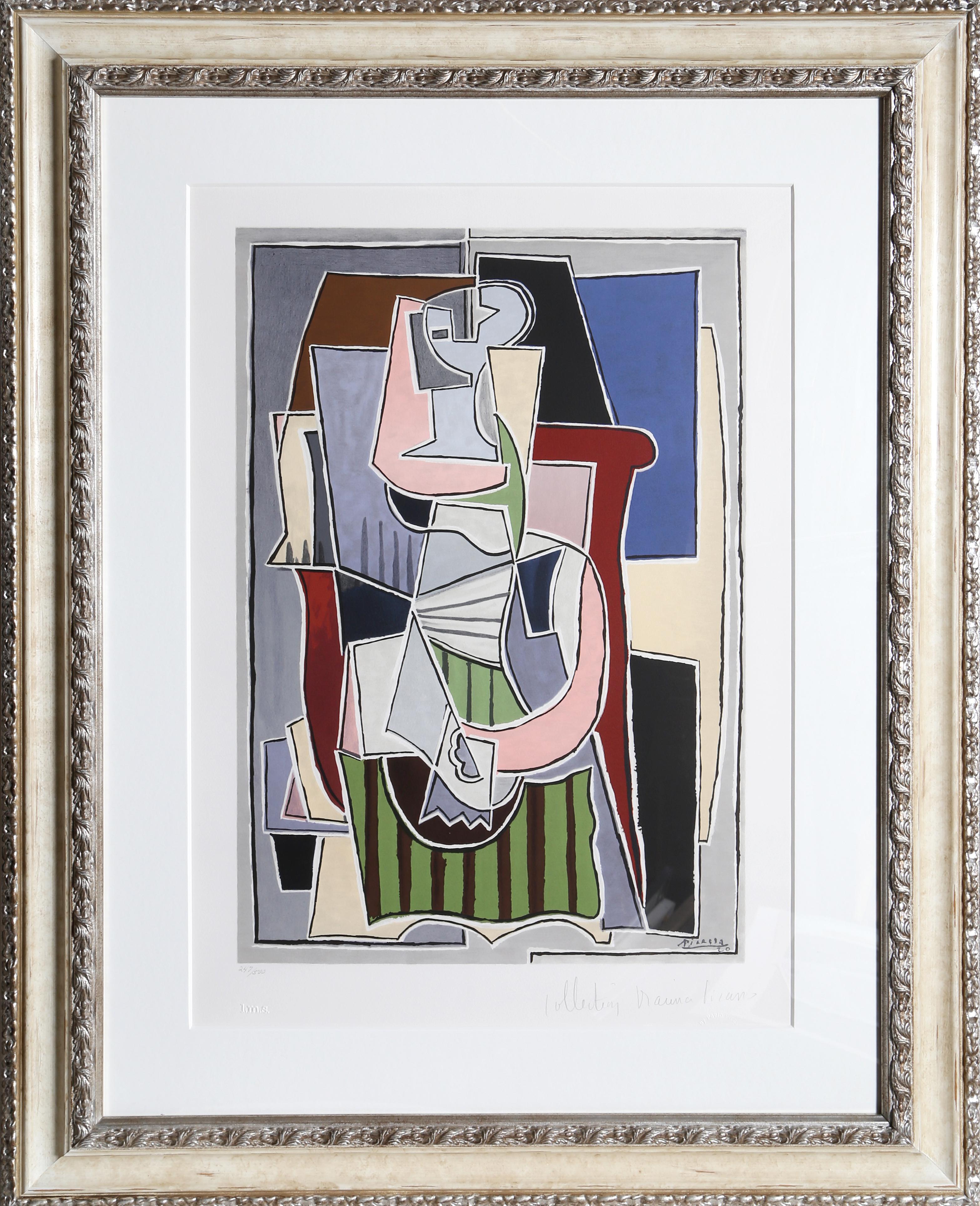 Die Frau mit der grünen Schürze auf diesem Druck von Pablo Picasso besteht aus kantigen Formen, die mit weißen und schwarzen Linien umrandet sind. Eine Lithographie aus der Nachlasssammlung Marina Picasso nach dem Gemälde "Femme au Tablier Rayer
