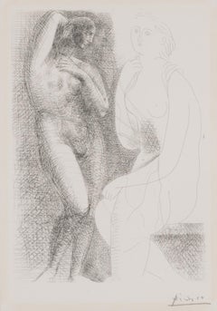 Femme nue devant une statue