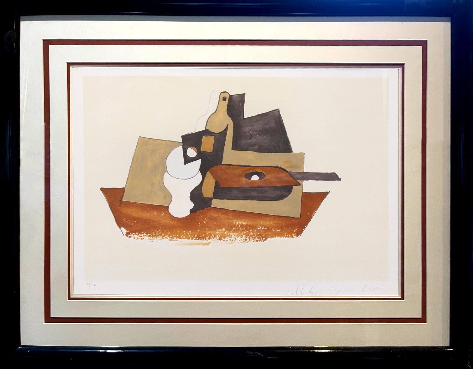 Dieses kubistische Stillleben von Pablo Picasso zeigt zwei häufige Motive des Künstlers, eine Glasflasche und eine Gitarre, die in mehreren Schichten angeordnet und von mehreren rechteckigen Formen begleitet werden. Das in neutralen Tönen gehaltene