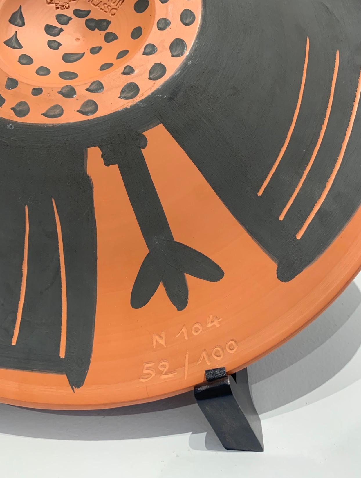 Hibou noir perché, Picasso, Cerámica, Diseño, Madoura, Años 50 - Print De la posguerra de Pablo Picasso