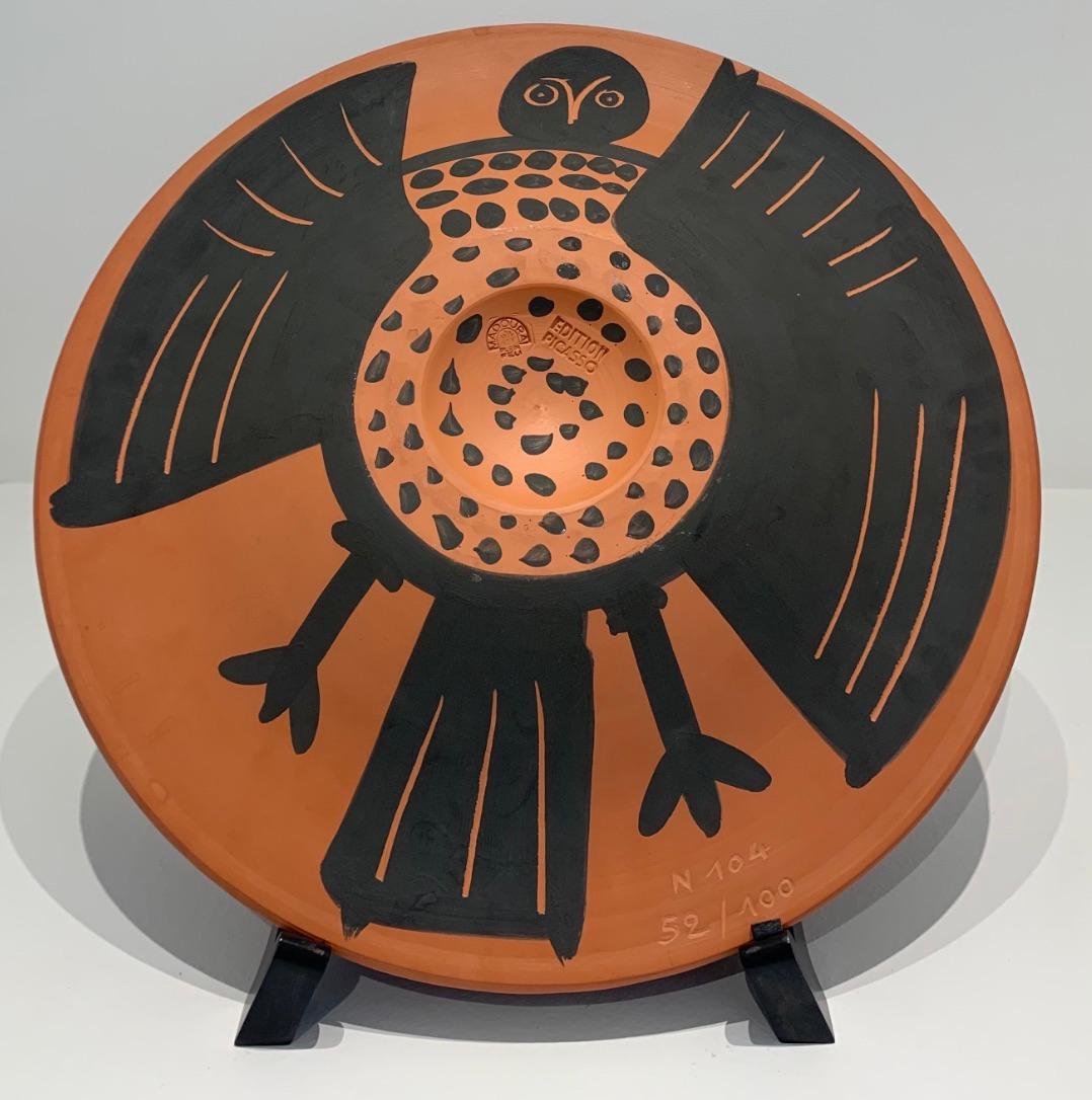 Hibou noir perché, Picasso, Cerámica, Diseño, Madoura, Años 50 - Figurative Print Beige de Pablo Picasso