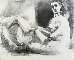 Homme couché e femme assise