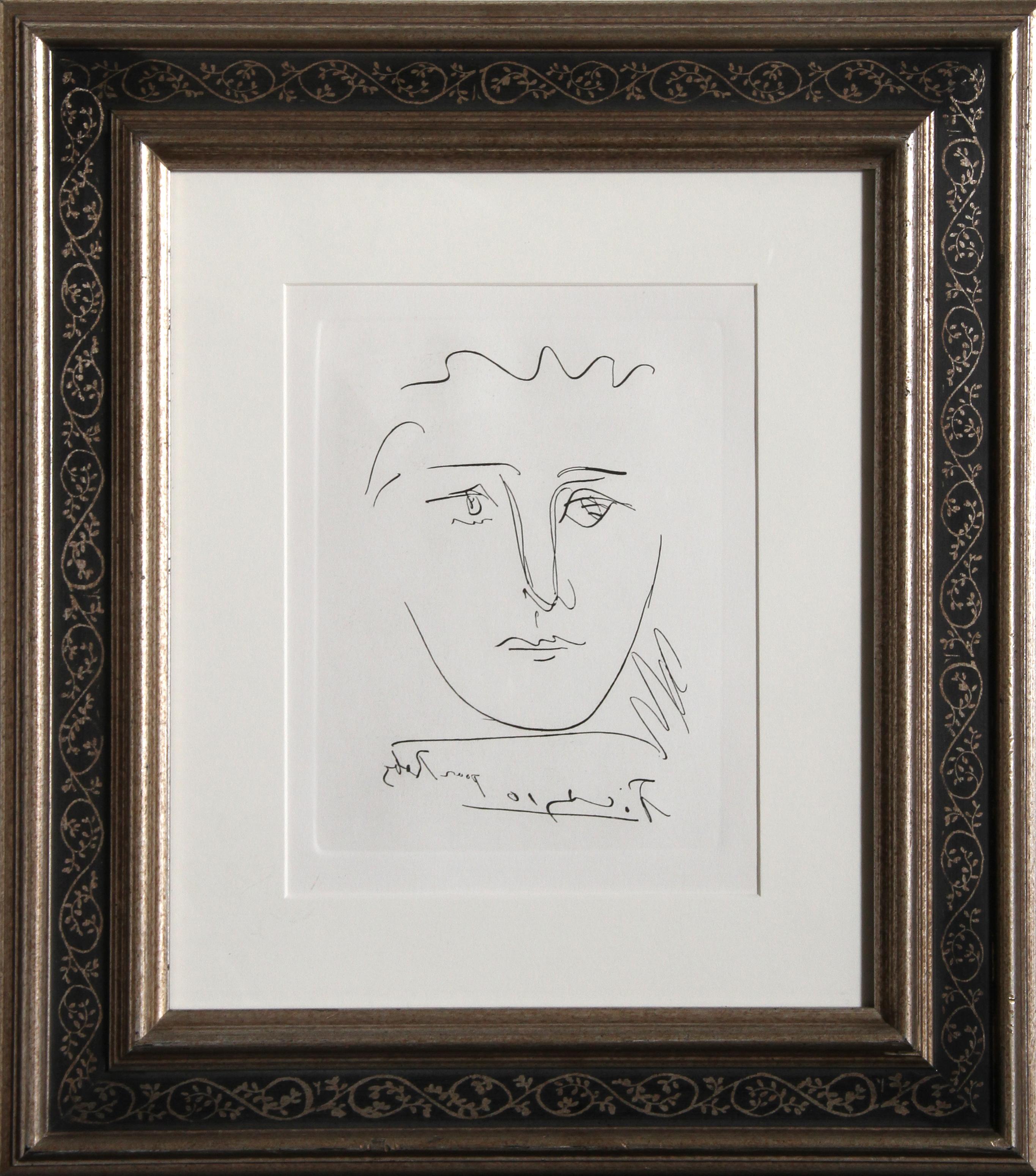 Dieses minimalistische Porträt von Pablo Picasso zeichnet sich durch dünne Linien aus, die die Gesichtszüge umreißen und einrahmen, ohne die schlichte, frische Komposition zu vereinfachen. Nachdruck einer Radierung, die von der Collector's Guild um