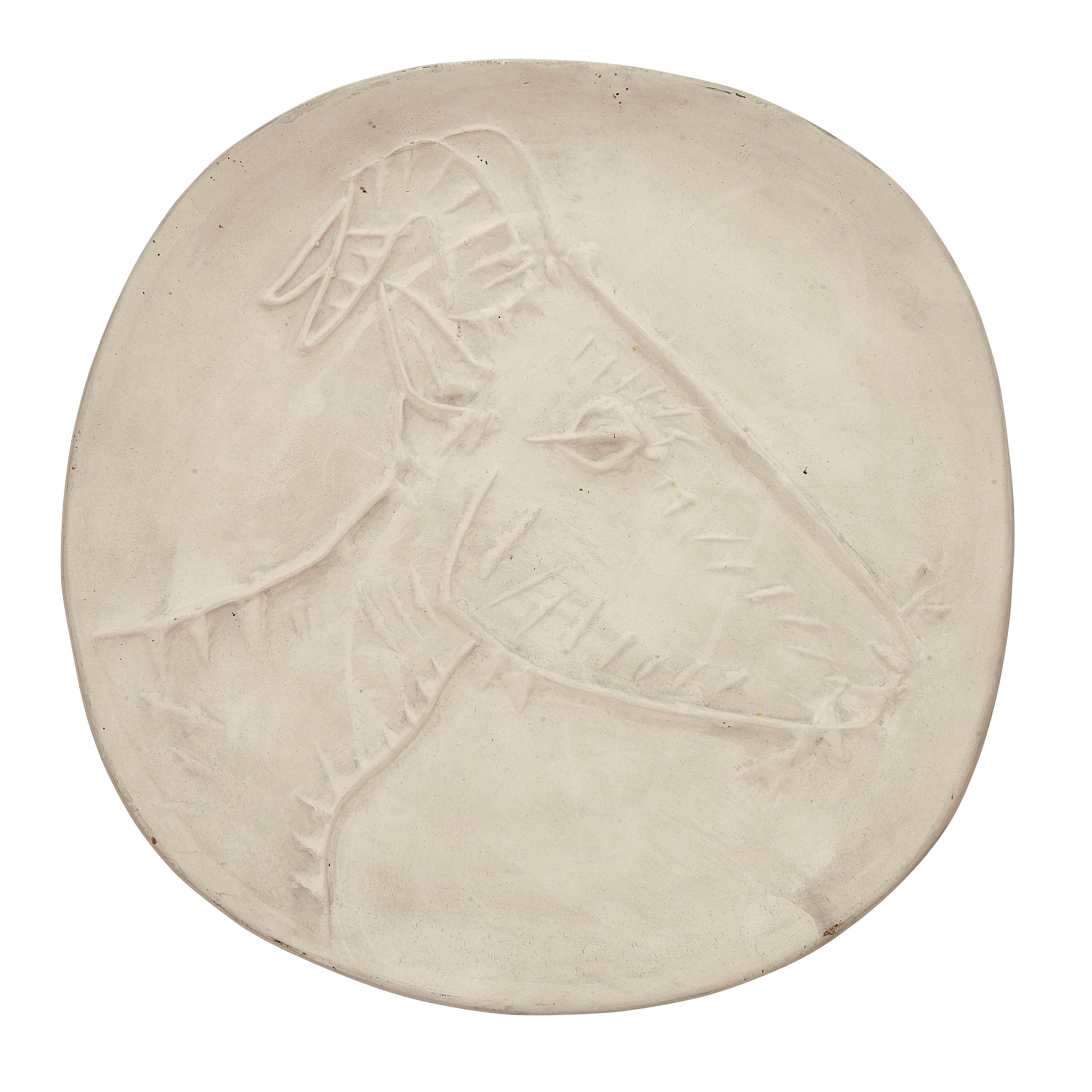 PABLO PICASSO (1881-1973) 
Tête de chèvre de profil (A. R. 109 V)

Assiette Terre de faïence, 1950, non émaillée, en dehors des éditions A. R. 109 et A. R. 110, avec les cachets Empreinte Originale de Picasso et Madoura.