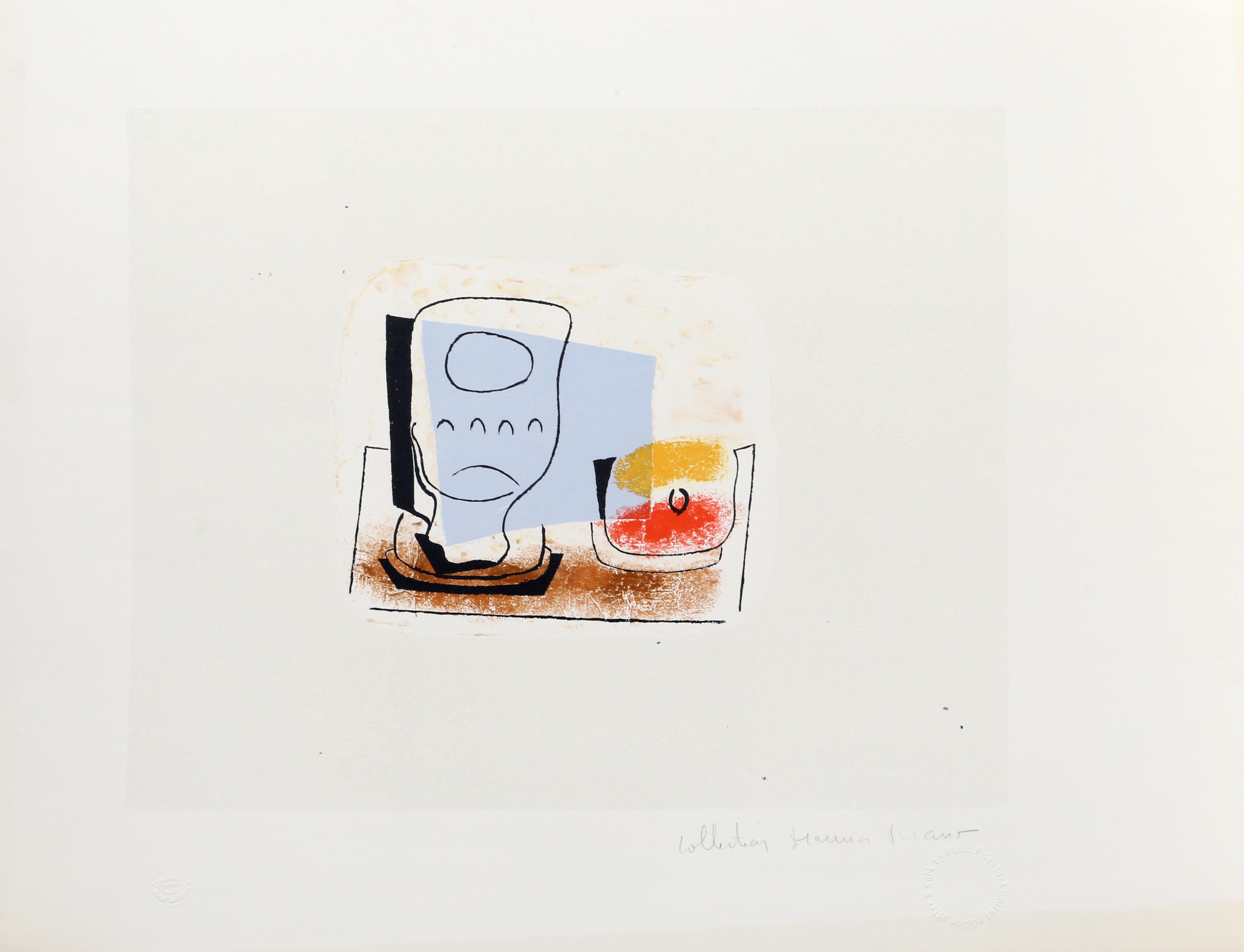 Posé sur un petit plateau de service marron, le verre rempli d'eau est recouvert de formes géométriques bleues, rouges et jaunes dans cette estampe de Pablo Picasso. Combinant des formes angulaires avec des formes organiques, l'artiste réduit la