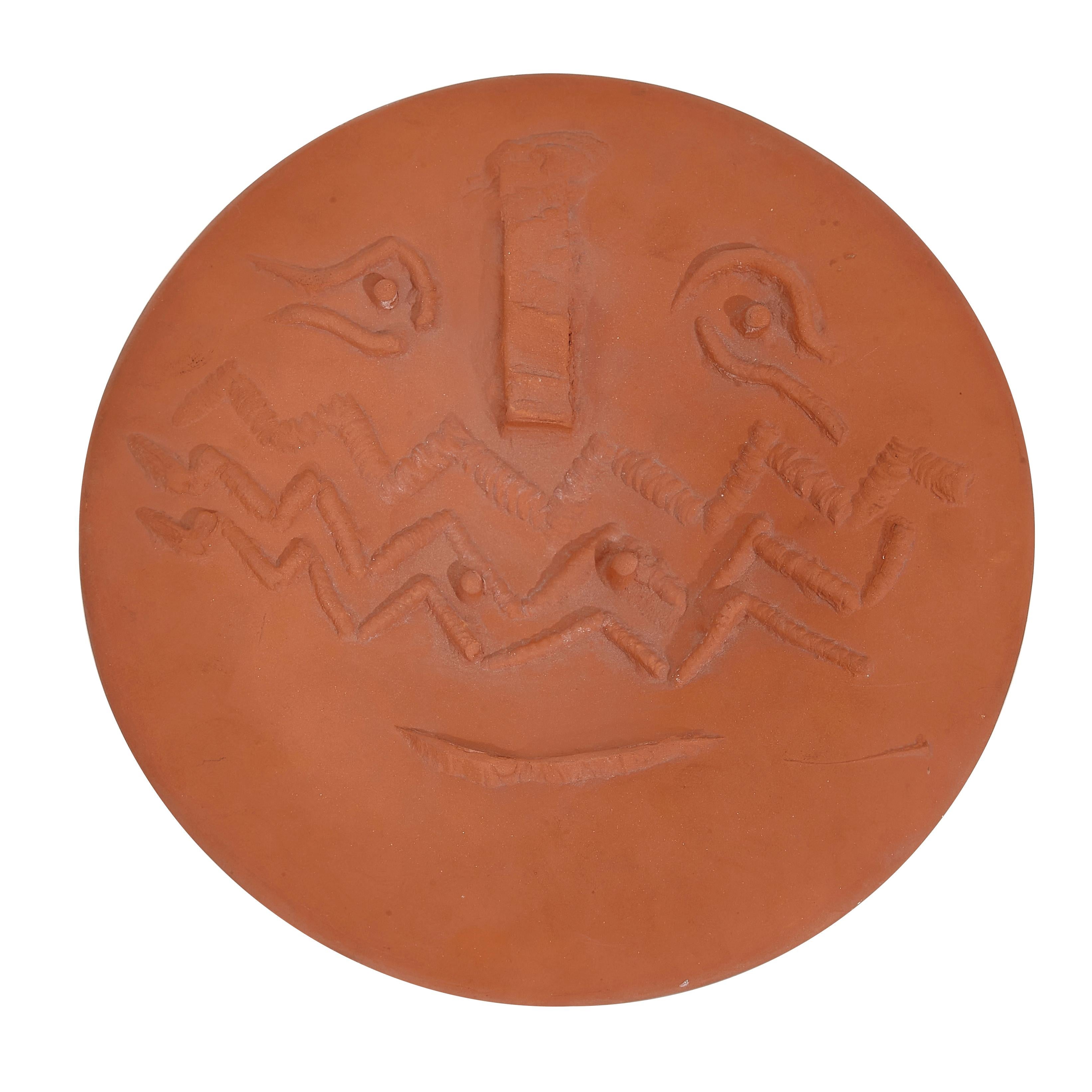 PABLO PICASSO (1881-1973) 
Visage Lunaire (Prototype A. R. 502) 

Assiette Terre de faïence, 1963, avec les cachets Empreinte Originale de Picasso et Madoura Elle a fait partie de la collection de Marina Picasso et est répertoriée dans Alain Ramié.